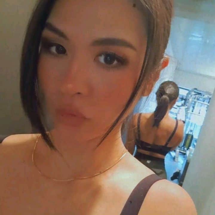 福島麻里のインスタグラム：「いつまで筋トレ必要なの？  いつまでしたらいいの？  え。筋トレってゴールないよ  #美容のための筋トレ #健康のための筋トレ #自己満足の筋トレ #目的は人それぞれだけど #やらなくていい人はいない #マリってる #くびれ超人 #ライティング効果すごい」