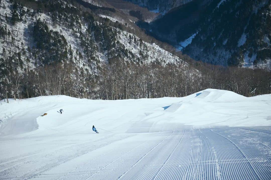 岡本圭司さんのインスタグラム写真 - (岡本圭司Instagram)「@happoparks がグランドオープンしました。 スキーからスノーボード、初心者から上級者、カービングからフリースタイル、子供から大人、誰でも楽しめる新しい時代のスノーパークです。 中には技術っぽいターン好きの方たちも居て、地形を楽しんでくれていたのが嬉しかった。 スロープスタイルの @47parkdiggers 、様々なジャンルを網羅する @tsugaikehitparks 、壁と地形で遊べる @goryuwaves 、そしてフリースタイルとフリーライドが融合した自由な地形パーク @happoparks 。 とにかく今、白馬のパークシーンが熱いです。 朝はカービングしたり、サイドカントリーを楽しんだり、そして昼からパークを楽しめれば最高の1日。 HAPPOPARKS NATURESはここから3月26日までオープンしますので、是非この3Dな無限のラインを感じに来てください。 Photo by @tonko345 #happoparks  #theparks  #snowpark  #hakuba #werideforever」2月13日 23時52分 - hywod_kj