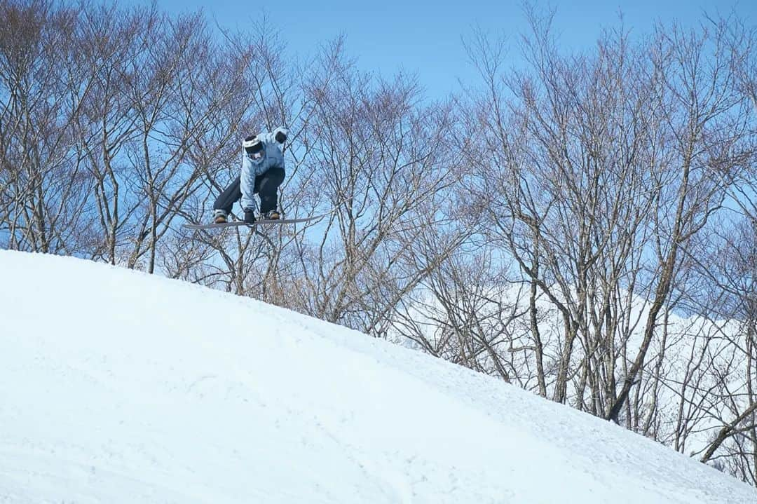 岡本圭司さんのインスタグラム写真 - (岡本圭司Instagram)「@happoparks がグランドオープンしました。 スキーからスノーボード、初心者から上級者、カービングからフリースタイル、子供から大人、誰でも楽しめる新しい時代のスノーパークです。 中には技術っぽいターン好きの方たちも居て、地形を楽しんでくれていたのが嬉しかった。 スロープスタイルの @47parkdiggers 、様々なジャンルを網羅する @tsugaikehitparks 、壁と地形で遊べる @goryuwaves 、そしてフリースタイルとフリーライドが融合した自由な地形パーク @happoparks 。 とにかく今、白馬のパークシーンが熱いです。 朝はカービングしたり、サイドカントリーを楽しんだり、そして昼からパークを楽しめれば最高の1日。 HAPPOPARKS NATURESはここから3月26日までオープンしますので、是非この3Dな無限のラインを感じに来てください。 Photo by @tonko345 #happoparks  #theparks  #snowpark  #hakuba #werideforever」2月13日 23時52分 - hywod_kj