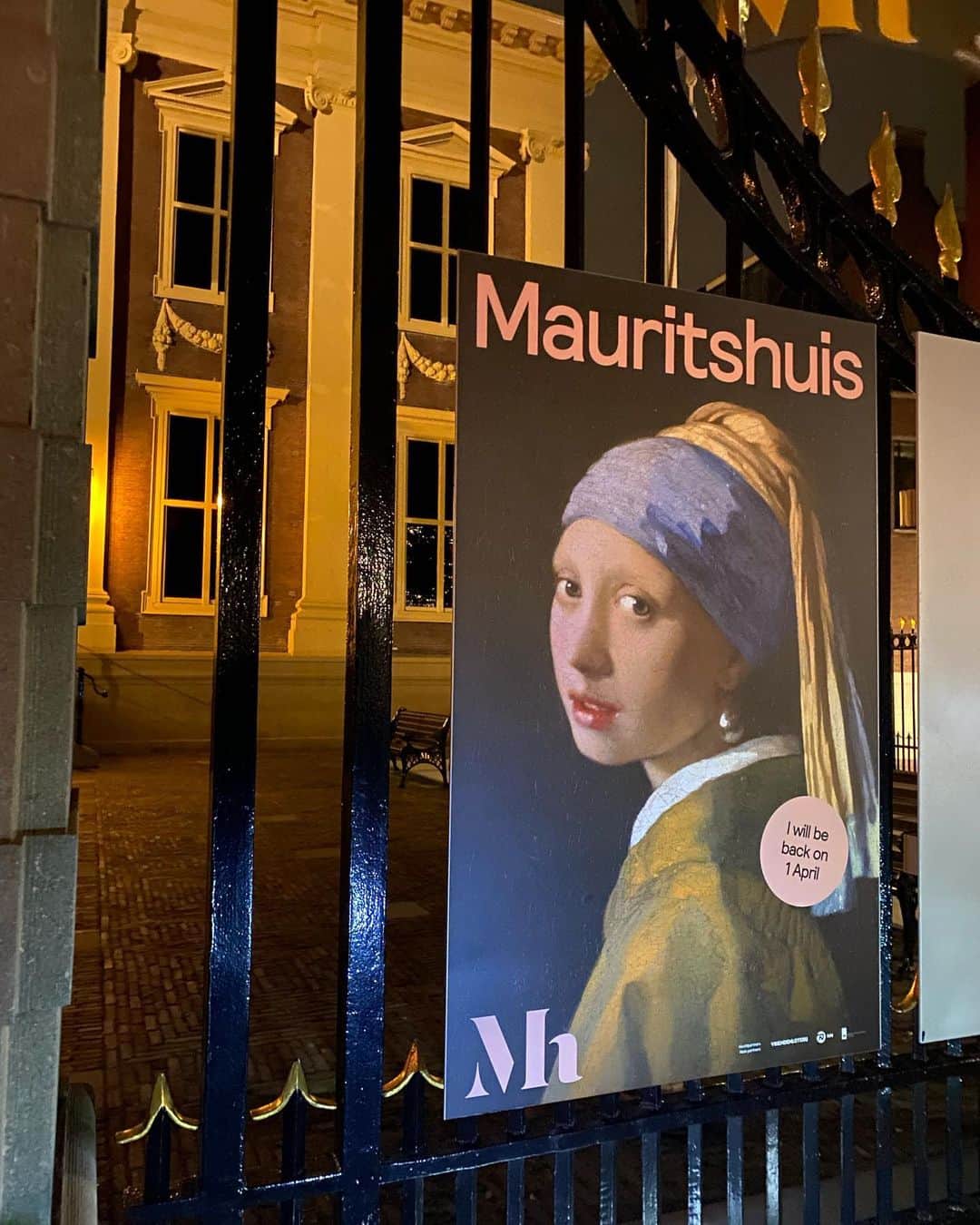 岡村咲さんのインスタグラム写真 - (岡村咲Instagram)「👫  先日マウリッツハイス美術館に 行って来ました！  本当は真珠の耳飾りの少女を 見たかったのですが今は アムステルダムでフェルメール展が 行われておりハーグには不在🥺  でもフェルメール作品が帰って来たら また行くつもりです🫶 年パス持ってますからね✌️  美術館や博物館に行くと 新しい知識も増えて 刺激もありリラックスまでもできて 本当に素敵な趣味となりつつ あります♪  1人でも今度行ってみよーかなー なんても思っています🌼  しかーし、ここ数日晴れ間が多く 太陽が元気になれば 私に元気がなくなる現象に 久しぶりに見舞われております💦  この日は曇りで真っ暗でよかったのに 今日は晴れ過ぎてやばい☀️☠️  体調悪くならないよう気をつけます😭  #小野商店 #小野商店ちゃんねる #小野寛智 #岡村咲 #ラグビー選手 #女子プロゴルファー #全身性エリテマトーデス  #オランダ美術館 #美術館巡り #netherlands #nederland #denhaag #🇳🇱」2月14日 0時07分 - sakiokamura_official