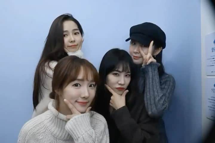 ヒョウン のインスタグラム：「건강하게 행복하게 쭈-욱😌」