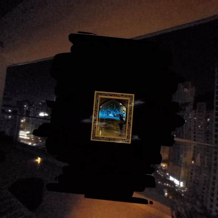 せきぐちあいみのインスタグラム：「We can make portals to art appear anywhere! Even if it's on a balcony☺️  どこにでもアートの入り口を出現させることが出来ます！ バルコニーでも☺️  #augmentedreality #ARart #virtualreality #tiltbrush #openbrush #metaquestpro  #metaverse #vrart #vrartist #dubai #dubailife #digitalartist #metaverseart」