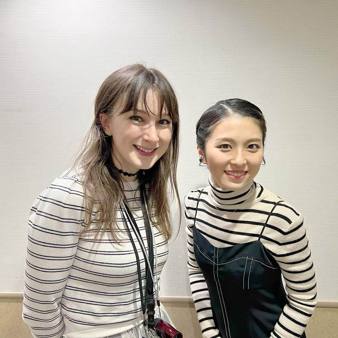 咲花莉帆さんのインスタグラム写真 - (咲花莉帆Instagram)「#ロミジュリ　の思い出　  大好きな大好きな演出のアレックス！ @alexhrutter   実はこの公演、未だかつてないほど「心のまま」で臨めた公演でした。  緊張感はあるけど、プレッシャーは無くて  ありのまま、目の前に起きた事に感じたままにこの世界に生きれば良いんだ、と思えたのは みんなを全力で信じて委ねてくれたアレックスの世界の中に居られたからに他なりません。  どんなに忙しくても、どんなに疲れていても どんな小さな質問でも全力で、納得するまで説明してくれる。  最後は絶対「聞いてくれてありがとう！」と言ってくれる。  そんなアレックスの気持ちに全力で応えたくて、みんなが気持ちをひとつに千秋楽に向かって行きました。  アレックス始めスタッフさん、キャストが全員お互いを全力で信じて  言葉、心、時に全体重を預けあうカンパニーの中で過ごした日々は  いつのまにか自分を信じる、という一番大切なところまで導いてくれました。  アレックスには書ききれないほど感謝しています！  Thank you for the precious days, ALEX！  #wholehogtheatre  #咲花莉帆　#ロミオアンドジュリエット」2月14日 0時30分 - sakihanariho94