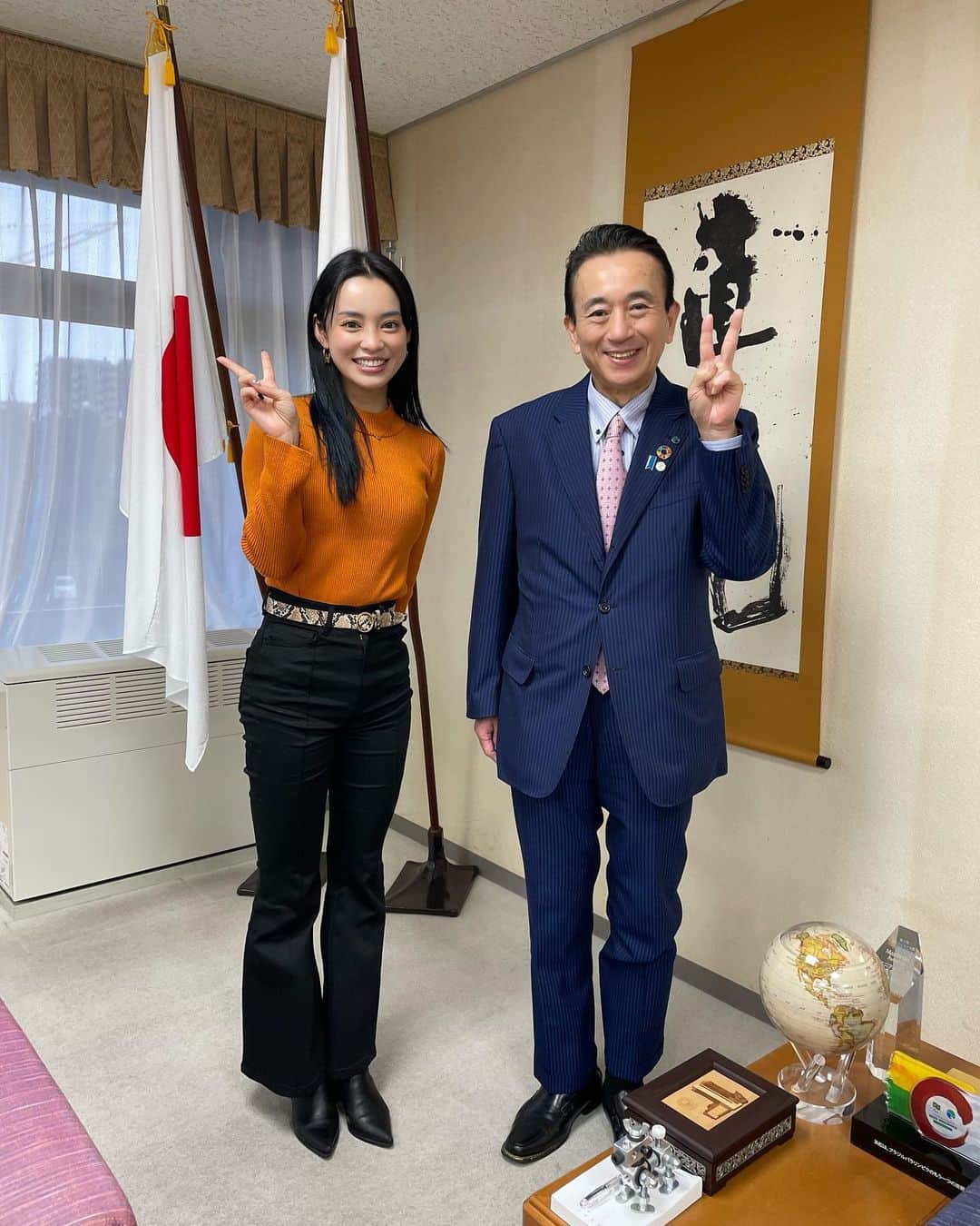 のインスタグラム：「先日、浜松帰った際に鈴木康友浜松市長にお会いしてきました🙇‍♀️✨ 気さくに地元トークして下さって😭楽しかったです！ 鈴木康友市長はもうすぐ任期満了😭！長い期間お疲れ様でした🙇‍♀️ そしてわざわざお時間作って下さり、本当にありがとうございます！お会いできてとても光栄でした😊✨ 静岡サッカーと、音楽の街浜松！盛り上げるぞ~~~⚽️🥁  #浜松  #新幹線でズボンシワシワになりました恥ずい」