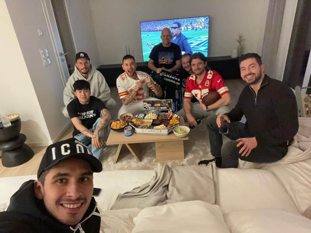 モリッツ・ライトナーのインスタグラム：「What a game! What an evening! What a crew! 🤦‍♂️😂🤩👍 #superbowl #nfl #fun #friends #foodeskalation #chiefs #ransb57」