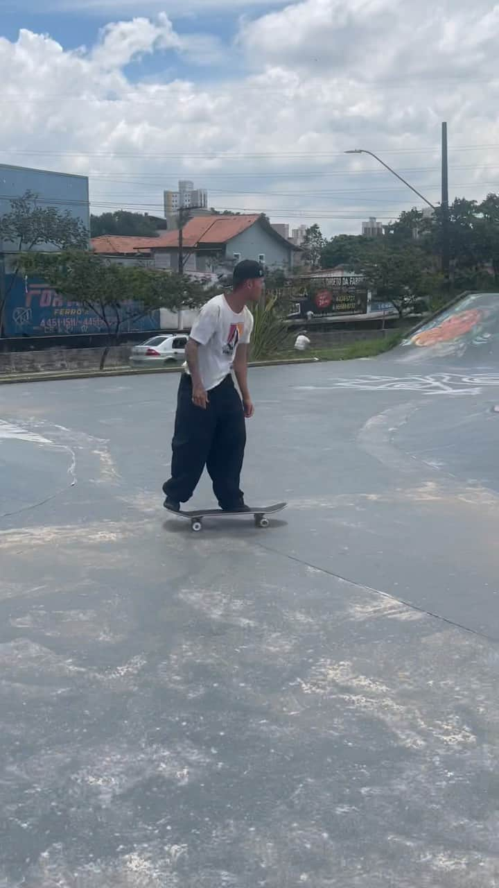 ジョバンニ・ヴィアナのインスタグラム：「Papo è reto 🌟 @volcomskate」