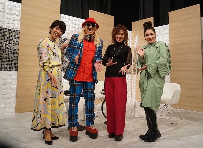 田村直美のインスタグラム：「2/11にオンエアされた「歌える!J-POP 黄金のヒットパレード決定版!」 NHKプラスで配信中のお知らせ♪ https://www.nhk.jp/p/ts/MKXRVY8G61/  この日はFCイベントで”ゆれないプリン”推ししてたけど 番組で歌ったのは永遠の一秒とユーミンさんの曲　ふふふ 私が歌うの意外かもですが大好きなの　 振り幅大きめ2曲のリクエストいただきました 当日、楽屋遠いんだけど　やっぱり遊びに行くよね〜久宝ちゃんとこ♡ そして、ノラさん好きなんだー♡  ヘアメイクは@kanaehairandmakeup 今回も色々考えてくれたヘアメイク　 次現場に向かうためお直しグッズもまとめて用意してくれて いつも本当にありがたい オンエア心配だろうから　あんまりはしゃいで色々が崩れないようにwwなるべくなるべーく楽屋にいたよ〜」