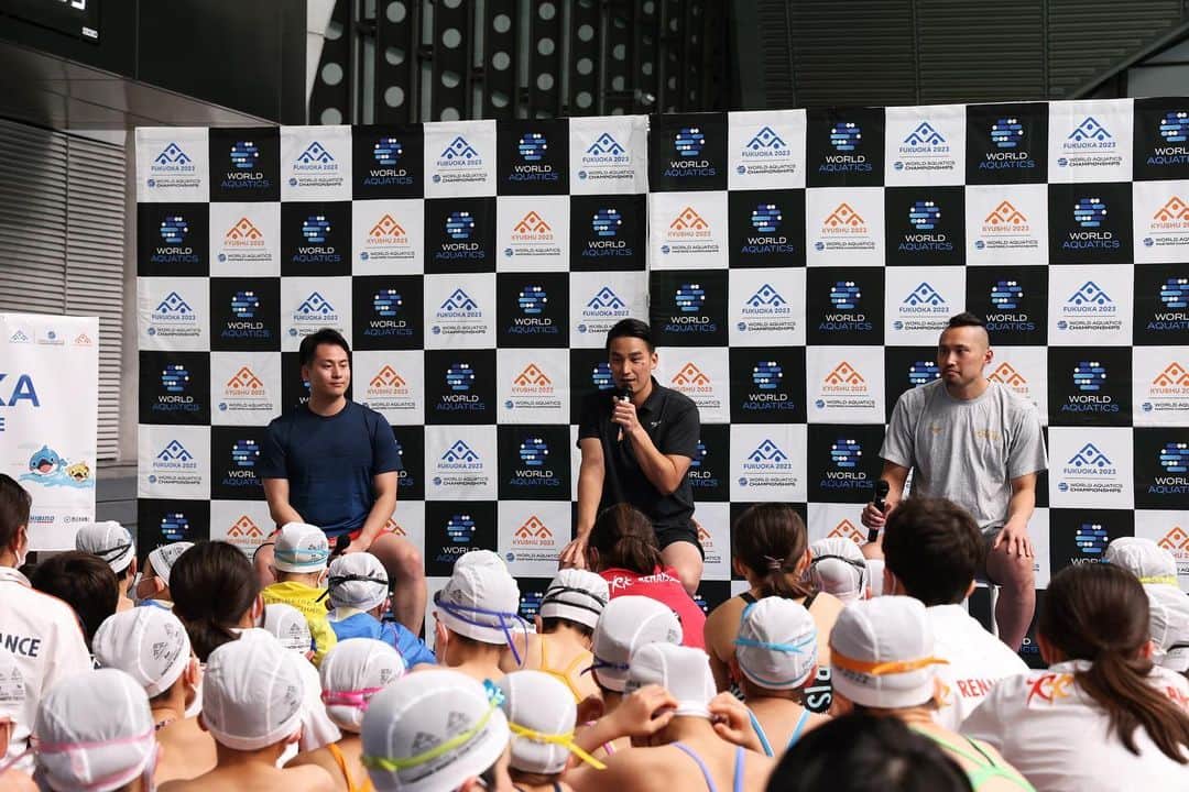 塩浦慎理さんのインスタグラム写真 - (塩浦慎理Instagram)「世界水泳FUKUOKA EVERYONE MEETS THE FUTURE in 東京 150日前&チケット販売開始記念  @tkc001 @goriaki と トークイベント&水泳教室をしました！  参加してくれたみなさん、ありがとうございました！ 遠方からも来てくれたみたいで、記憶に残る体験になればいいなぁと。 個人的には小学生の頃から見ていた丈志さんと一緒に水泳教室ができるなんてめちゃ嬉しい出来事でした！だから今回の小学生達と一緒にレースすることもあるのかななんて思ったり🤔  自国開催で観客の前で泳ぐことはオリンピックでは叶わなかったので、今回は満員の観客の前で泳ぎたいです🔥  世界水泳福岡大会は、7/14〜 世界マスターズ水泳九州大会は、8/2〜  チケットは公式HPから🎫 https://www.fina-fukuoka2022.org/ (@fukuoka2022 )  全券種の販売開始は4月からです！  #世界水泳 #世界水泳福岡2022 #水泳  #福岡 #worldaquatics #世界水泳チケット」2月13日 21時00分 - shinri_shioura