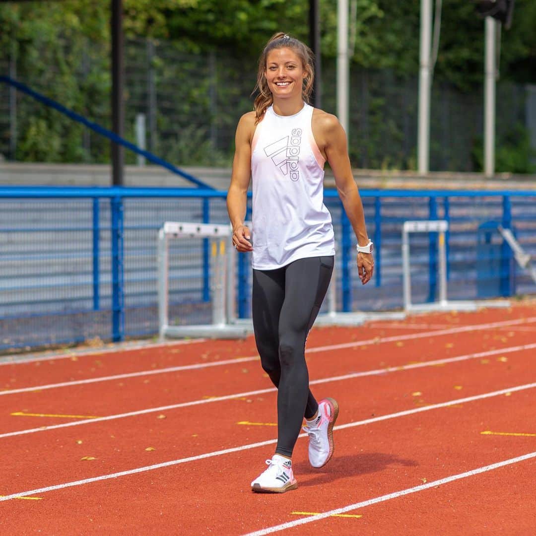 ルート・ゾフィア・シュペルマイヤーのインスタグラム：「Starting the week with positive thoughts and a smiling sunny mind 🌞 #thinkhappy #behappy   📸 @kjpeters.sports」
