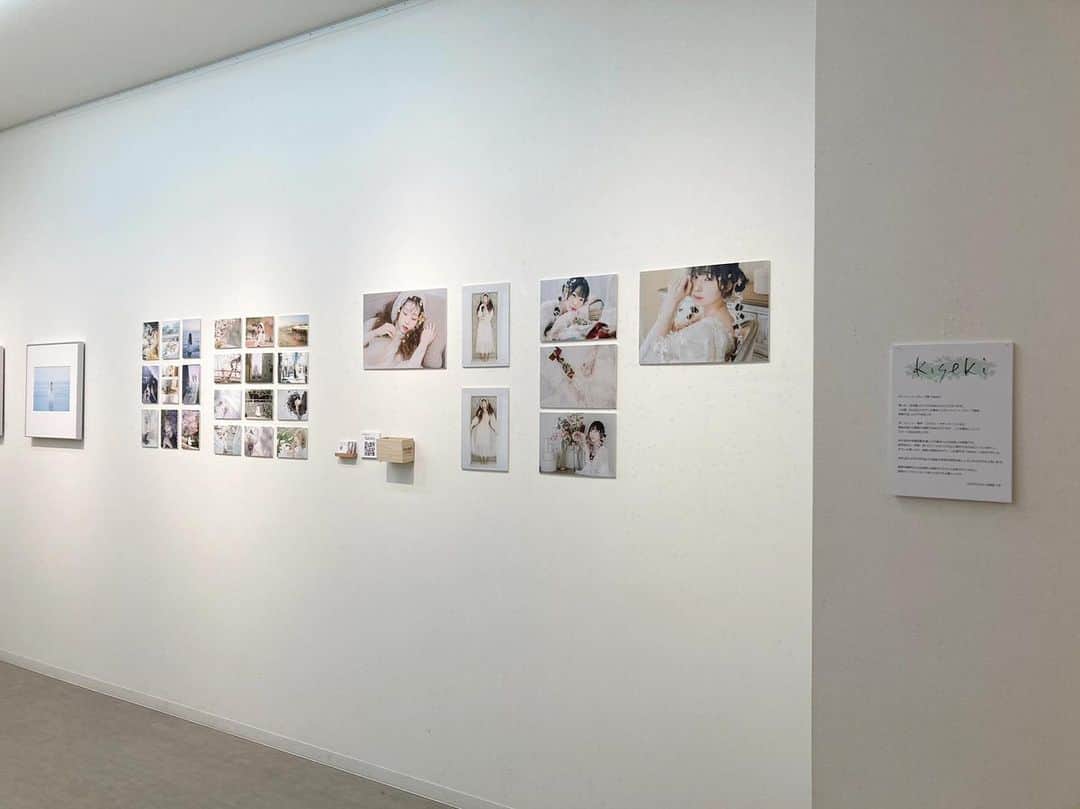 葉山なつみのインスタグラム：「グループ展　【kiseki】.*· 2/10〜12まで恵比寿の弘重ギャラリーさんにて写真を展示して頂きました🪞  2日間、短い時間の在籍ではありましたがたくさんの方が足を運んでくれて感想を聞くことができて表現することって楽しいなと改めて感じれた機会🤍  メインモデルに選んでくれて、色んな準備・提案をしてくれたさきこちゃん  メイクもヘアもやりたいもの以上にかわいくしてくれる武藤さん  ありがとうございました🫶🏻  素敵な写真ばかりの空間ゆっくり見てカメラマンさんや他のモデルさんともお話ししたかったけど前後お仕事だったので、機会があれば次回ご一緒したいな〜⸝⸝⸝⋆  撮影会とともに、作品どりの力入れる2023年を目指します👒」