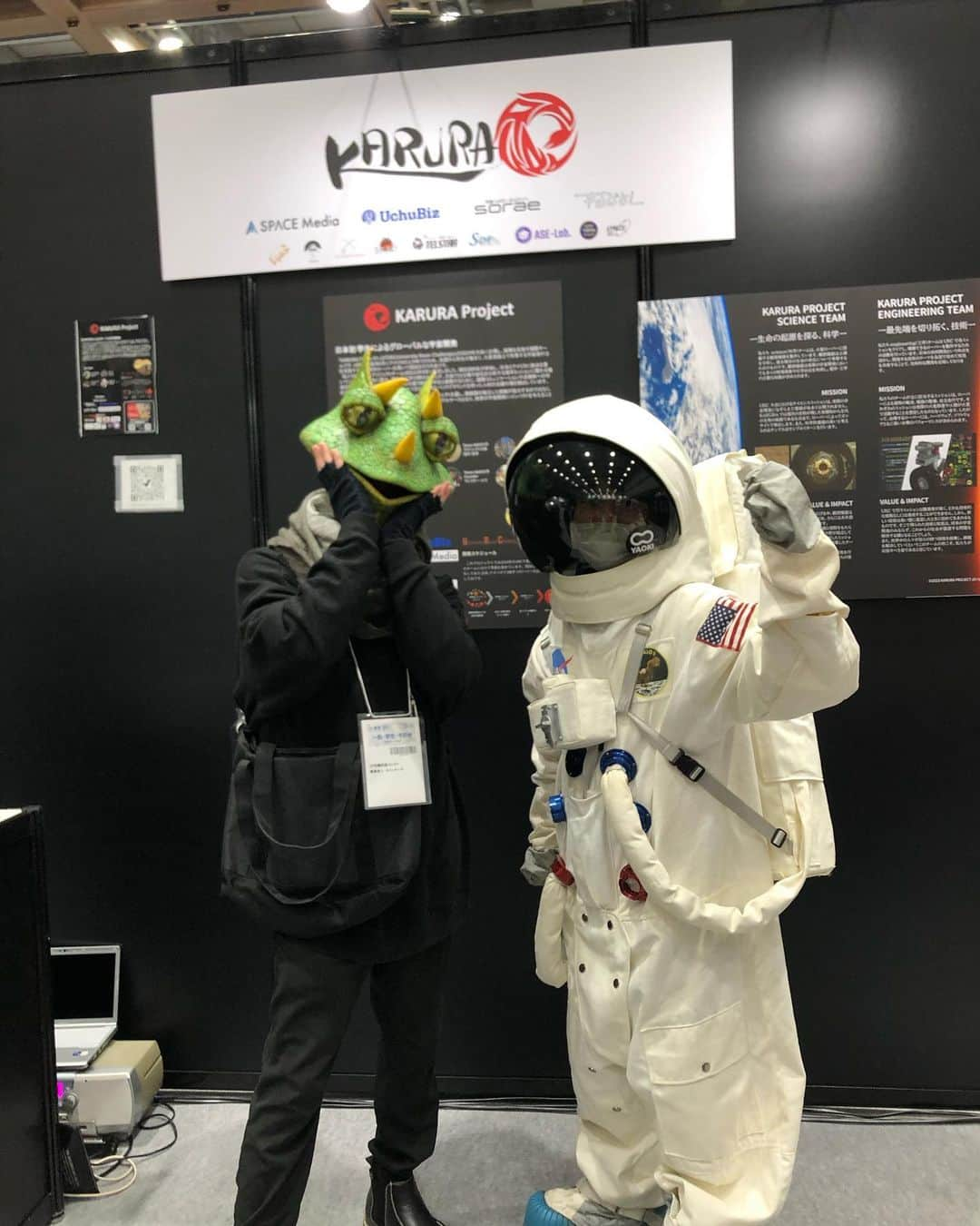 カメレオールさんのインスタグラム写真 - (カメレオールInstagram)「‎⁦‪#国際宇宙産業展‬⁩ ⁦‪ ‎先日、初めて行ってきましたぜ〜٩( ᐛ )و  ‎宇宙産業に参戦している企業・研究機関がわんさか！！  ‎新たなるビジネスチャンスが今宇宙にはある！！  #宇宙生物学 #アストロバイオロジー #地球外知的生物 #宇宙 #人工衛星 #宇宙探索 #JAXA #宇宙飛行士 #天体 #星空 #宇宙工学 #月 #惑星 #地球外生物  #映画 #SF #movie #cinema  #monster  #Photo  #アート #art  #芸術 #artist #モデル #model #作品 #デザイン #design」2月13日 16時51分 - chamereoru