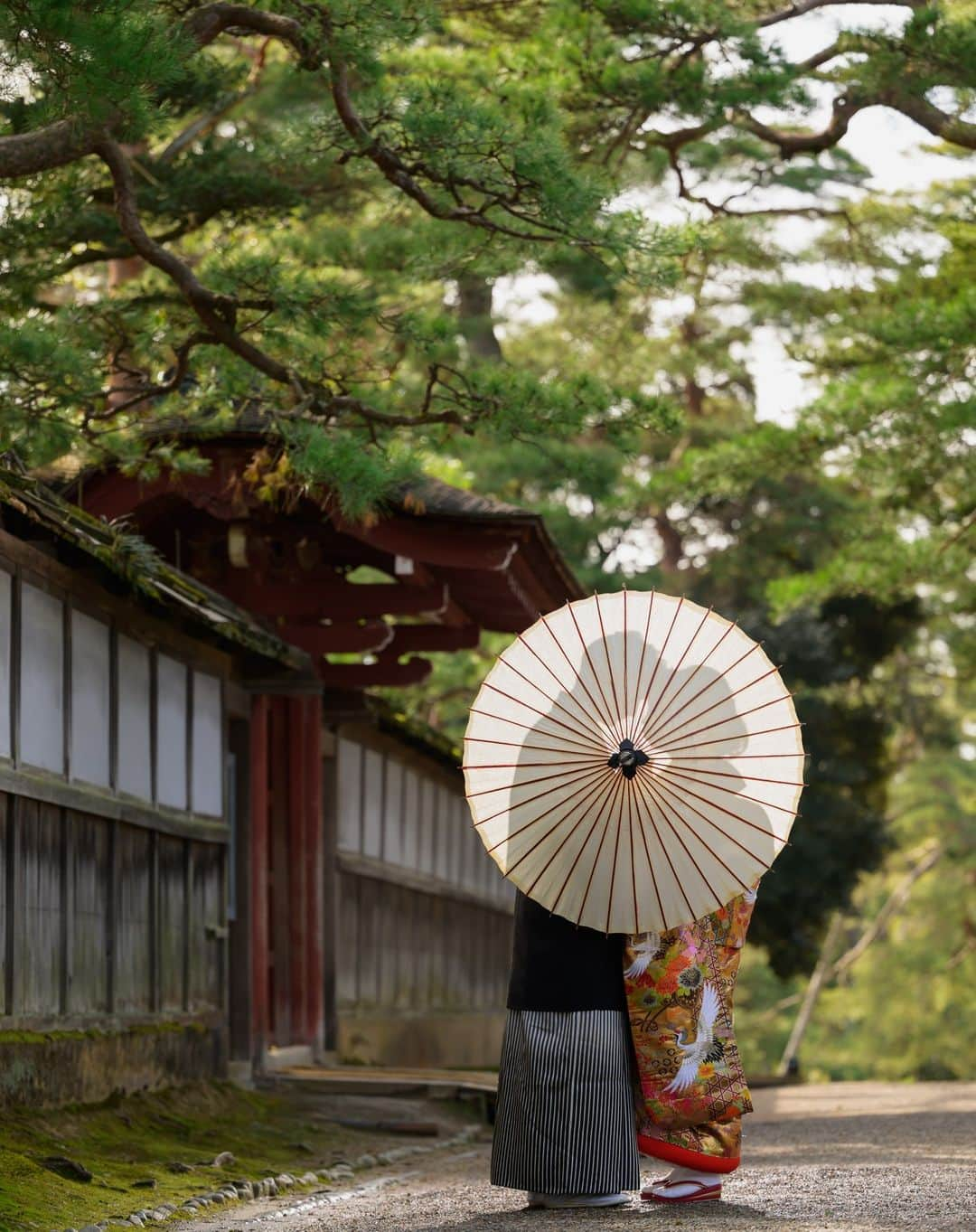 アート工房さんのインスタグラム写真 - (アート工房Instagram)「＊ 神奈川県からお越しのおふたりです♪ １月の下旬の金沢は雪も溶けて、冬の北陸では珍しい青空が見えました。 持ってるおふたりですね♪ お天気と同じく笑顔が爽やかでした😊 ＊ 和傘や髪飾りやブーケも無料で貸し出し出来ます♪ ＊ もちろん、お持ち込みもOK👌 お気軽にお問い合わせください。 ＊ ＊ そろそろ桜とコラボの出来る兼六園の前撮りロケのご予約が増えて参りました🌸 桜で前撮りをお考えの方はお早めにお問い合わせお願いします😊 ＊ 石川県野々市市押野2丁目63-1 TEL　076-213-6679 アート工房 ＊ DMからもお気軽にお問い合わせください。 ＊ @artcoubou_seijin @artcoubou_nigaoegihutokan @artcoubou_baby_kids ＊ #アート工房 #石川県 #金沢 #kanazawa #金沢前撮り #石川前撮り #兼六園 #兼六園前撮り #兼六園ロケ #ブライダルフォト #ウェディングフォト #ウェディングドレス #wedding #weddingdress #weddingphotography #weddingphoto #bridal #bridalphotoshoot #ブライダル前撮り #ブライダルロケーション撮影 #結婚式 #結婚式前撮り #フォトジェニック #洋装前撮り #和装前撮り #フォトレイト #photorait #フォトレイトにもプラン掲載中」2月13日 16時57分 - artcoubouart