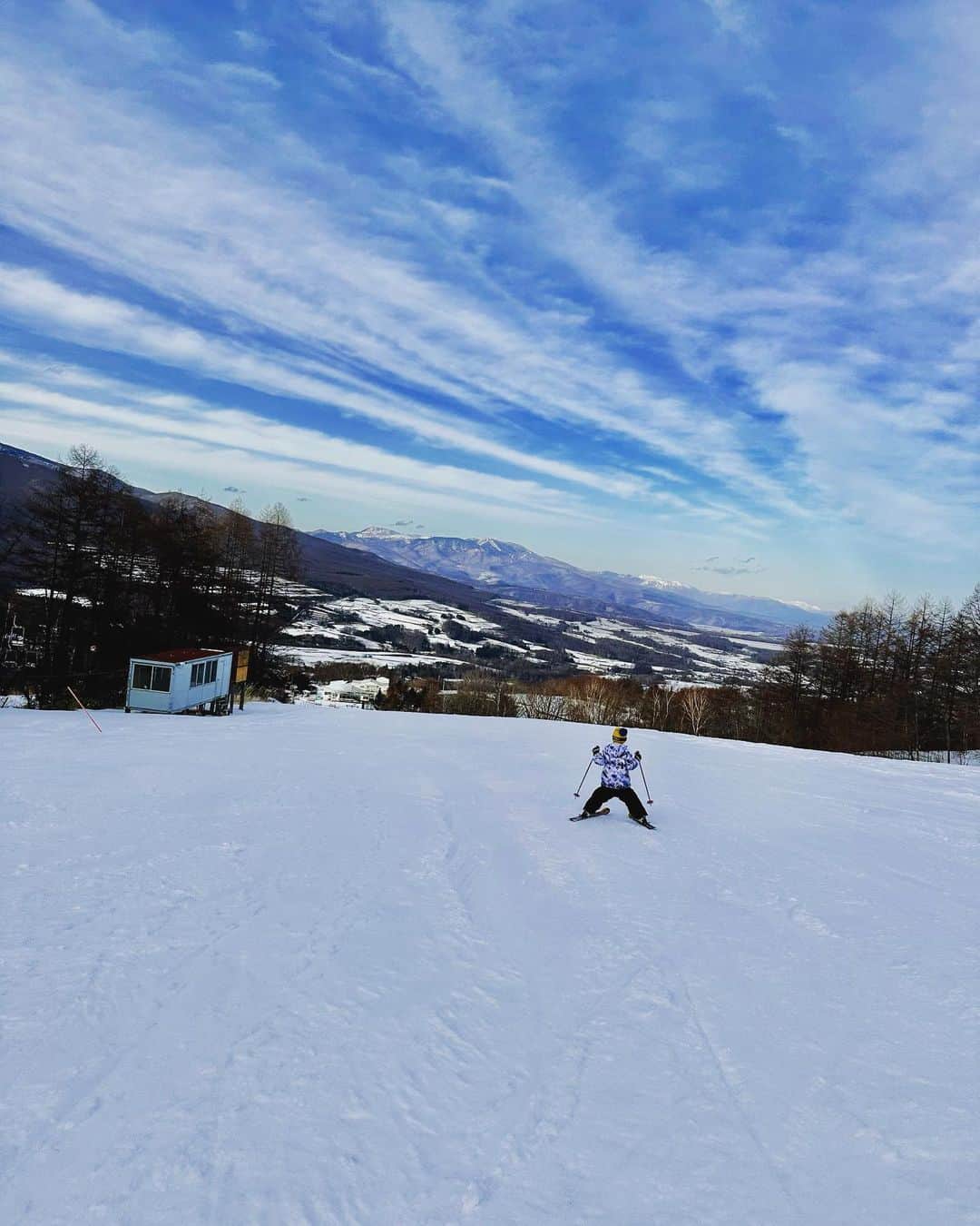 釈由美子のインスタグラム：「週末は三浦奈保子さんファミリーとスキー旅行に行きました⛷  スキーは昨年のお正月にも なおちゃんご家族と旅行で行った以来でしたが  息子はその後に、 昨年と今年の冬休みに2回。  2泊3日の子どもだけのスキー合宿に参加してきたので  1年ぶりに滑っているところを見たら ひとりで随分と滑れるようになっててビックリしました😳  赤ちゃんの頃からスキー場に遊びにきていて  板を履けるようになった3歳ごろからは 私が抱えるようにして一緒に滑ったり  転んでケガをしないか いつもヒヤヒヤしてたけど🥶  放っておいても子は育つ。 　  いや、むしろ親は過干渉にならずに 子の成長を信じて見守るぐらいがちょうどいいのかもしれませんね🥹  「ムービーを撮るからゆっくり滑ってね。」  とお願いしてたのに  こっちが追いつかないぐらいのスピードで💨  颯爽と滑り降りていく息子の背中を見つめながら  嬉しくもあり☺️ 寂しくもあり🥲  こどもの成長が早すぎます。。 🙃  #スキー #スキー旅行  #先輩ママが言ってたな #子育てなんてあっという間だよ #いまを楽しく大切に」
