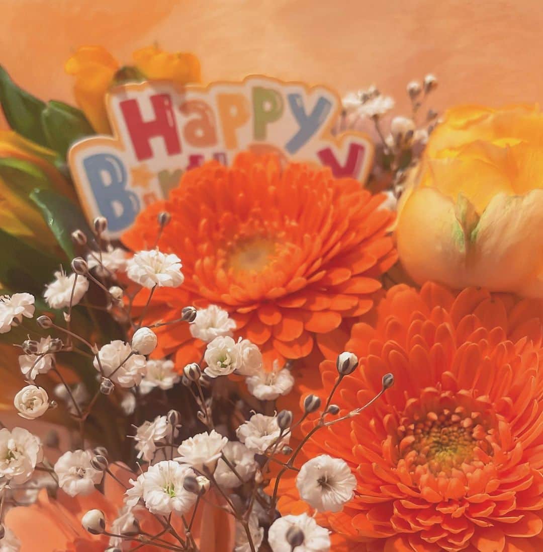 小日向結衣さんのインスタグラム写真 - (小日向結衣Instagram)「. お花を贈るときその人にぴったりな花言葉を こっそりと忍ばせるのがすき ♡」2月13日 17時15分 - kohinatayui_
