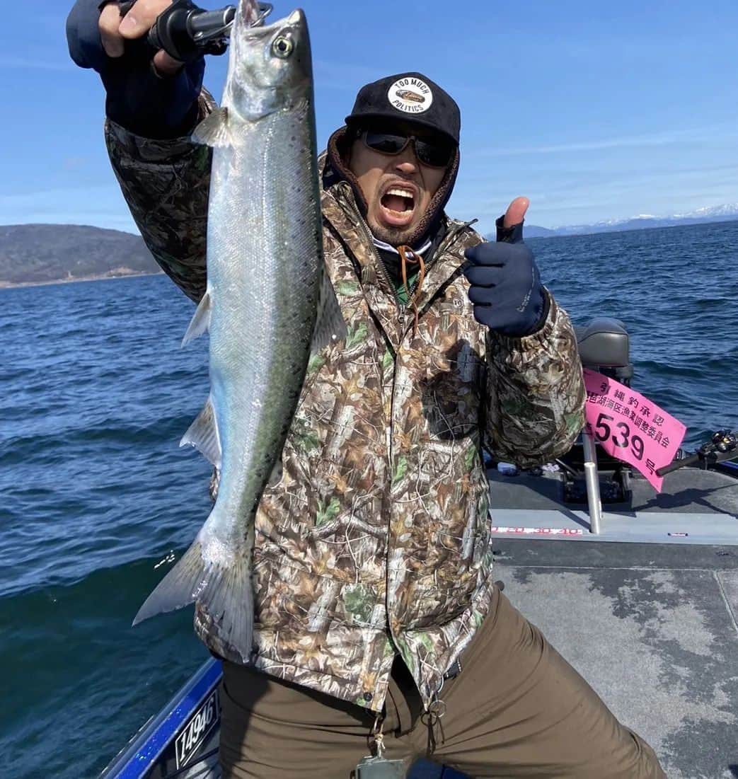 のインスタグラム：「🎣  ビワマス  琵琶鱒  かっこいい  旨辛スープのラーメンが冷えた身体に染み込む美味さでした  #武蔵 #琵琶湖 #琵琶鱒 #ビワマス  #釣り #fishing #nofishingnolife」