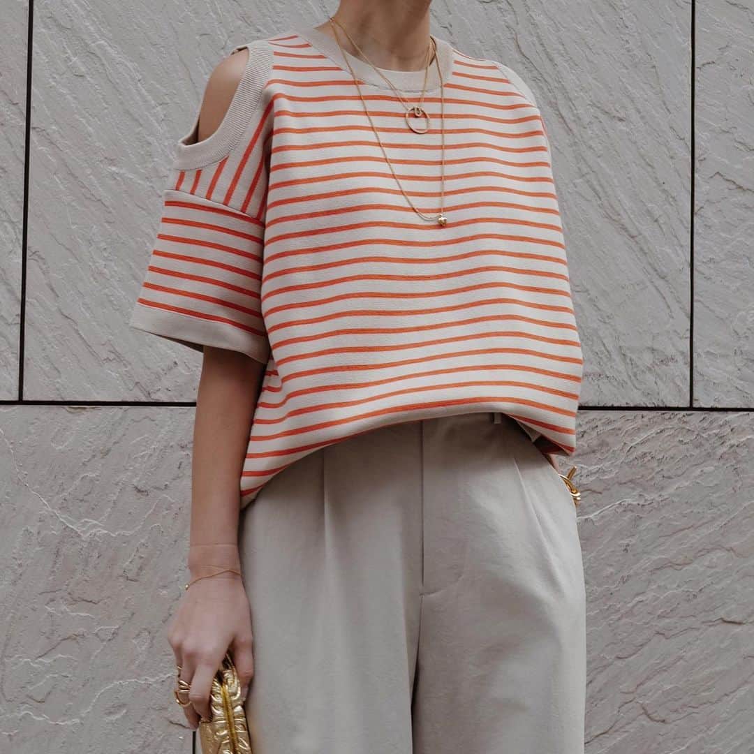 正中雅子のインスタグラム：「border🍊🧡  今年は作りたかった肩あきのデザイントップス！ カットソーでもなくハリのある夏に着れるニット素材で 大人が着やすいように心がけてデザインしました☺︎  ホールを開ける角度にも拘って 肩のラインがすっきりと見えるような1枚に🧡  毛羽を落とした強撚綿100を接結編みしたマチャットオリジナルニット素材です 🫶  表裏にはサラッとした肌触りの良い綿100を使用して 内側は、ポリエステル糸を仕様し張り感も持たせています！  WHT✖️BLKとBLK無地の3色展開です！  -PRE ORDER- 2.16 thu 12:00-2.20 mon 23:59  #MACHATT #masaco服」