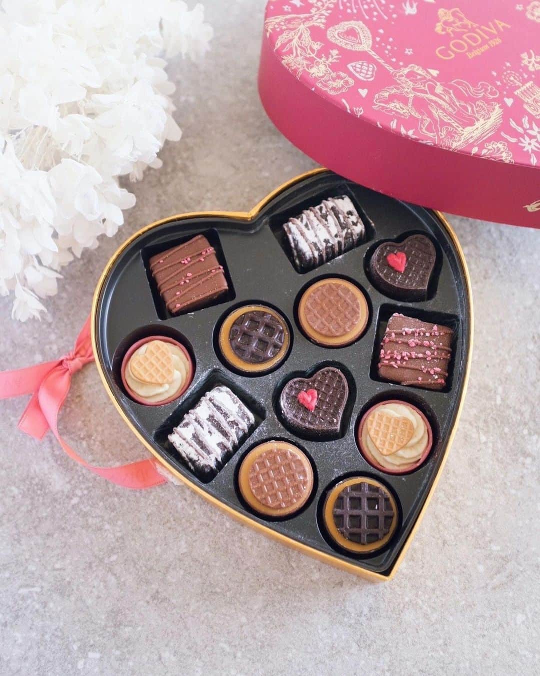 舞川あいくのインスタグラム：「Happy Valentine's Day💝🍫🎁  @godiva から可愛い贈り物が 届きました♡  日頃お世話になってる人に 『感謝の気持ち』を伝えたい日だね😊💖  #valentine #chocolate #godiva」