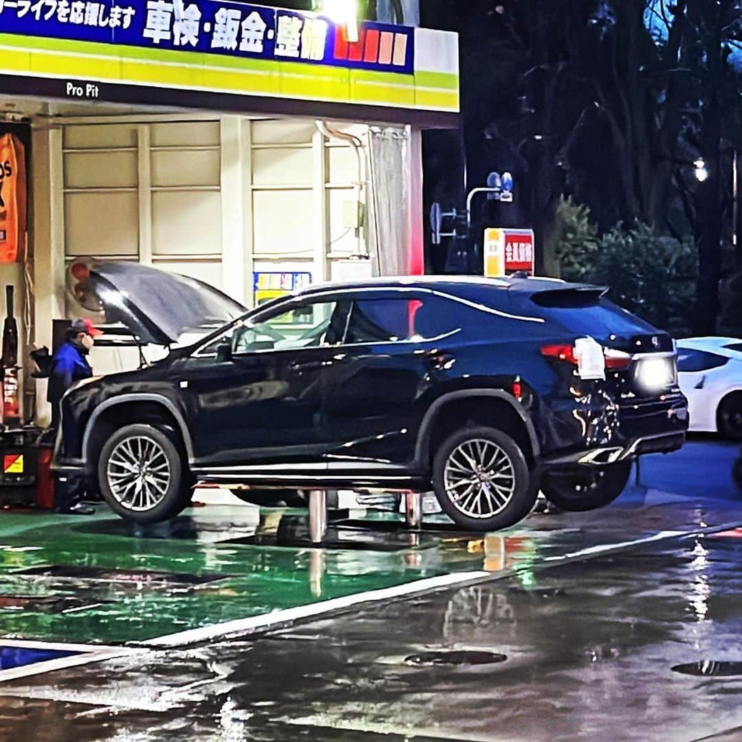 miyakeのインスタグラム：「東京に戻ってきて…早速…車の修理😭 バキバキのテールランプは、広島に行く前に、ビニールで保護してたから…雨からは守られてた〜！！セーフ✨  …怪我してガーゼされた人みたいw🤣  #やっと修理 #見積り #金額が怖い #ついでに車検も #ついでに他の傷も」