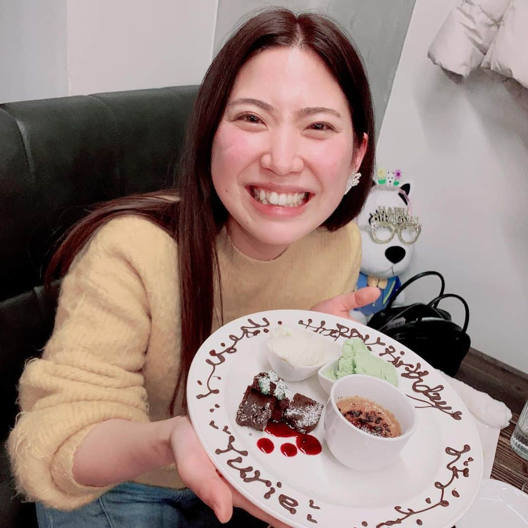 鈴木友里絵のインスタグラム：「夢のような誕生日レディ💃の時間は幸せすぎてあっという間に過ぎ去り😭❤️  なのにまだみんなからのメッセージを読んで幸せの余韻に浸れるという、無敵の時間を過ごしています😭💓  ちょっと嬉しすぎたので、少しお話ししても良いですか✨😭  まずは昨日は改めて、本当に皆様ワンマンに来てくれて、観てくれて、ありがとうございました😭涙  (後日また素敵なお写真と共に、ライブレポ投稿もしたいんですけど、まずは嬉しかったお話を...💡)  あぁ本当はもっとゆっくりご挨拶したかったなぁごめん😭とか、 みんな一生懸命、全員とお話しできるように物販急いでくれたんだなぁとか、 プレゼントも色々考えて選んでくれたのかなぁとか、 ワンマンを一緒に楽しみにしていてくれたり、皆忙しい中(遠方からも！泣)来てくれたんだなぁとか、  改めてファンの皆様の優しさと愛情を沢山感じて泣けてしまいました😭泣  いただいた物もちろんひとつ残らず持って帰ってるので、読んで、愛でて、飾って、食べます😭💓  本当にありがとう😭✨  そして実は活動を始めてから2/12当日はほぼワンマンだったので、  誕生日を楽しむ気持ちよりワンマンを絶対成功させたい気持ちが勝って、「ん？！そうか今日誕生日か！😳」てな毎年だったんだけど、(🤣)  今年は初めて昼開催で、ワンマンの後にサプライズで友達が遊びに連れてってくれてさ！泣  なんと私が学生時代愛しすぎてたグッド🐶がいる読売ランドと、美味しいご飯へ...😭泣  しかもサプライズまだまだあって！ 大好きな人達がどんどん来てくれて、そして大好きな皆からの超大作メッセージ動画もいただいたの。泣  もう本当に嬉しかった😭泣 写真も動画も全部みんなに見せたい😭💓  直接会えなくても、ラインやメッセージや、ギフトを送ってくださった方も沢山いて、 本当に、思い出してくれるだけで嬉しいのに...！😭  私ちゃんと皆からもらったもの返せているかな、私ばっかりもらいすぎてないかなと、不安になる程！！！泣 本当沢山の愛をありがとうございます😭✨✨泣  今まで出逢った人達全員の、素敵なところ、憧れるところ、叱ってくれたところ、気付かせてくれたところ、悲しさをくれたってそれだって全部全部、それがなきゃ今の私じゃなかったので、本当にありがとうを伝えたいです😭泣  貰った物達抱きしめて！ 私なりに愛を精一杯！お返ししていきたいな😭💓  本当に、改めて！ ありがとうございます！！！！  30歳の鈴木友里絵も、どうぞよろしくお願いします☺️✨✨  #誕生日」