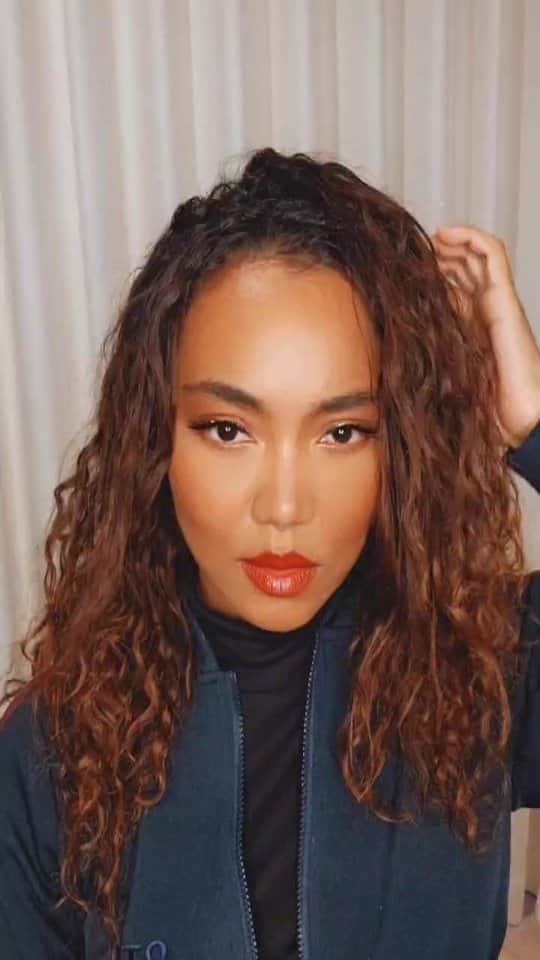 Crystal Kayのインスタグラム：「"How you feel" 聞いてくれたかな💙 Have y'all check out my latest single? #makenaimonday」