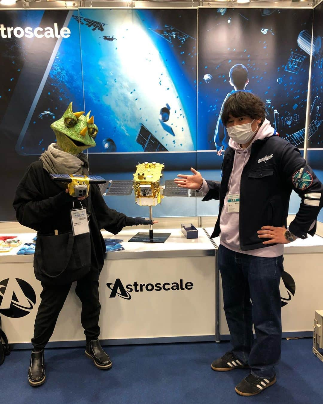 カメレオールさんのインスタグラム写真 - (カメレオールInstagram)「#国際宇宙産業展   アストロスケールさん！！！  人工衛星を使ってスペースデブリ(宇宙ゴミ)の回収という プラネテスの世界に近い事を本気で実現されてて、無茶苦茶かっこいいww  一緒に映ってるのはアカウントの中の人w なんか一緒に出来ないかな〜w  #宇宙生物学 #アストロバイオロジー #地球外知的生物 #宇宙 #人工衛星 #宇宙探索 #JAXA #宇宙飛行士 #天体 #星空 #宇宙工学 #月 #惑星 #地球外生物  #映画 #SF #movie #cinema  #monster  #Photo  #アート #art  #芸術 #artist #モデル #model #作品 #デザイン #design」2月13日 17時35分 - chamereoru