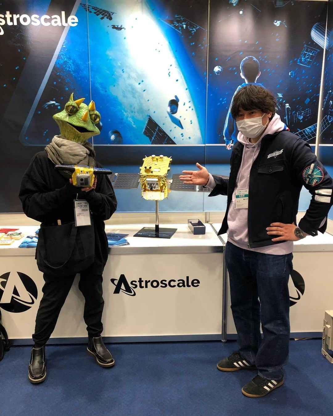 カメレオールさんのインスタグラム写真 - (カメレオールInstagram)「#国際宇宙産業展   アストロスケールさん！！！  人工衛星を使ってスペースデブリ(宇宙ゴミ)の回収という プラネテスの世界に近い事を本気で実現されてて、無茶苦茶かっこいいww  一緒に映ってるのはアカウントの中の人w なんか一緒に出来ないかな〜w  #宇宙生物学 #アストロバイオロジー #地球外知的生物 #宇宙 #人工衛星 #宇宙探索 #JAXA #宇宙飛行士 #天体 #星空 #宇宙工学 #月 #惑星 #地球外生物  #映画 #SF #movie #cinema  #monster  #Photo  #アート #art  #芸術 #artist #モデル #model #作品 #デザイン #design」2月13日 17時35分 - chamereoru