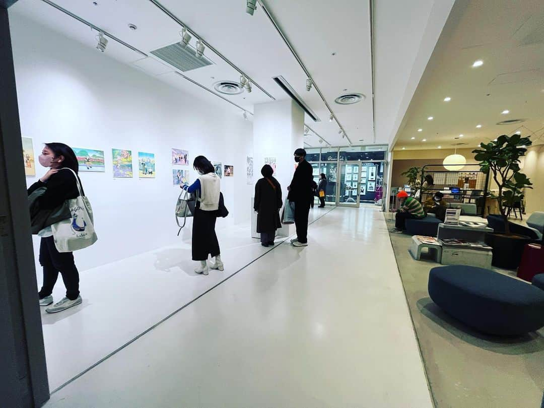 マキヒロチさんのインスタグラム写真 - (マキヒロチInstagram)「『STAY SKETCHY! in Osaka』展終了しました！ 今日も駆け込みで会いに来てくださったファンのみなさまありがとうございました🙏 (美容師の方が何人か来てくださって関西は月曜日が美容室の休みだと知りました)  何度も訪れてくれた方やリソグラフ購入してくれた方ありがとうございました🫶🏻 関西のファンの方と触れ合えて嬉しかったです！ また近いうちに関西で何かできるようがんばります  11日間ありがとうございました！」2月13日 17時37分 - makihirochi