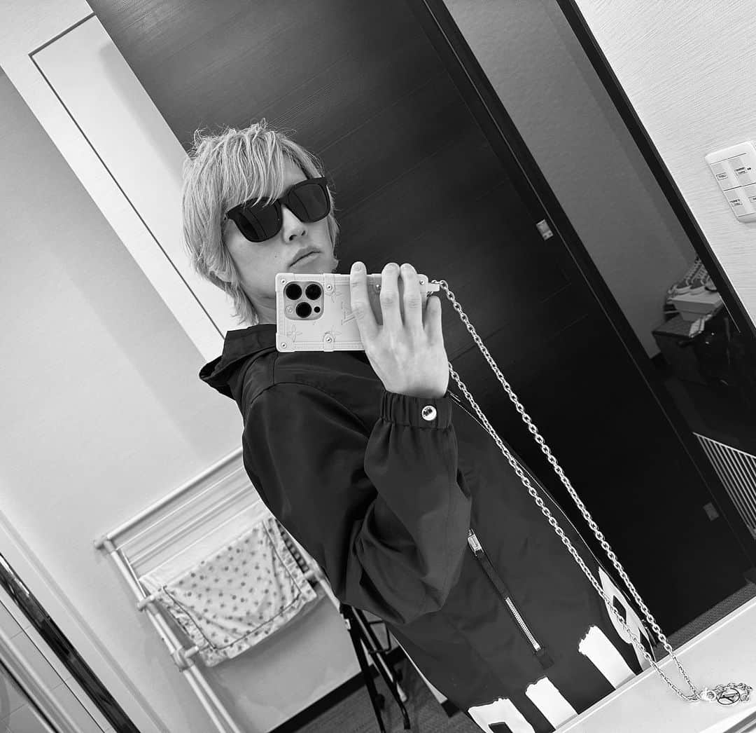 手越祐也のインスタグラム：「こんな寒い日には友達から遅めの誕生日プレゼントでもらったアウター✌️ 今日も取材して来ましたー。来てくれた方に感謝♪ 明日の仕事も楽しみ〜 よし！体動かそ！  #手越祐也 #yuyategoshi #手越祐也オフショット」