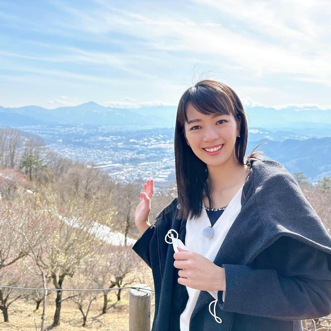 紀真耶さんのインスタグラム写真 - (紀真耶Instagram)「mixiオフ会の取材で宝登山へ✨ 蝋梅の甘く優しい香りに心が穏やかになりました！  ☆ ☆ #宝登山 #秩父 #長瀞 #ろうばい  #蝋梅 #良い景色  #mixi #オフ会 #散歩 #テレビ朝日 #グッドモーニング  #紀真耶」2月13日 17時52分 - maya0kino