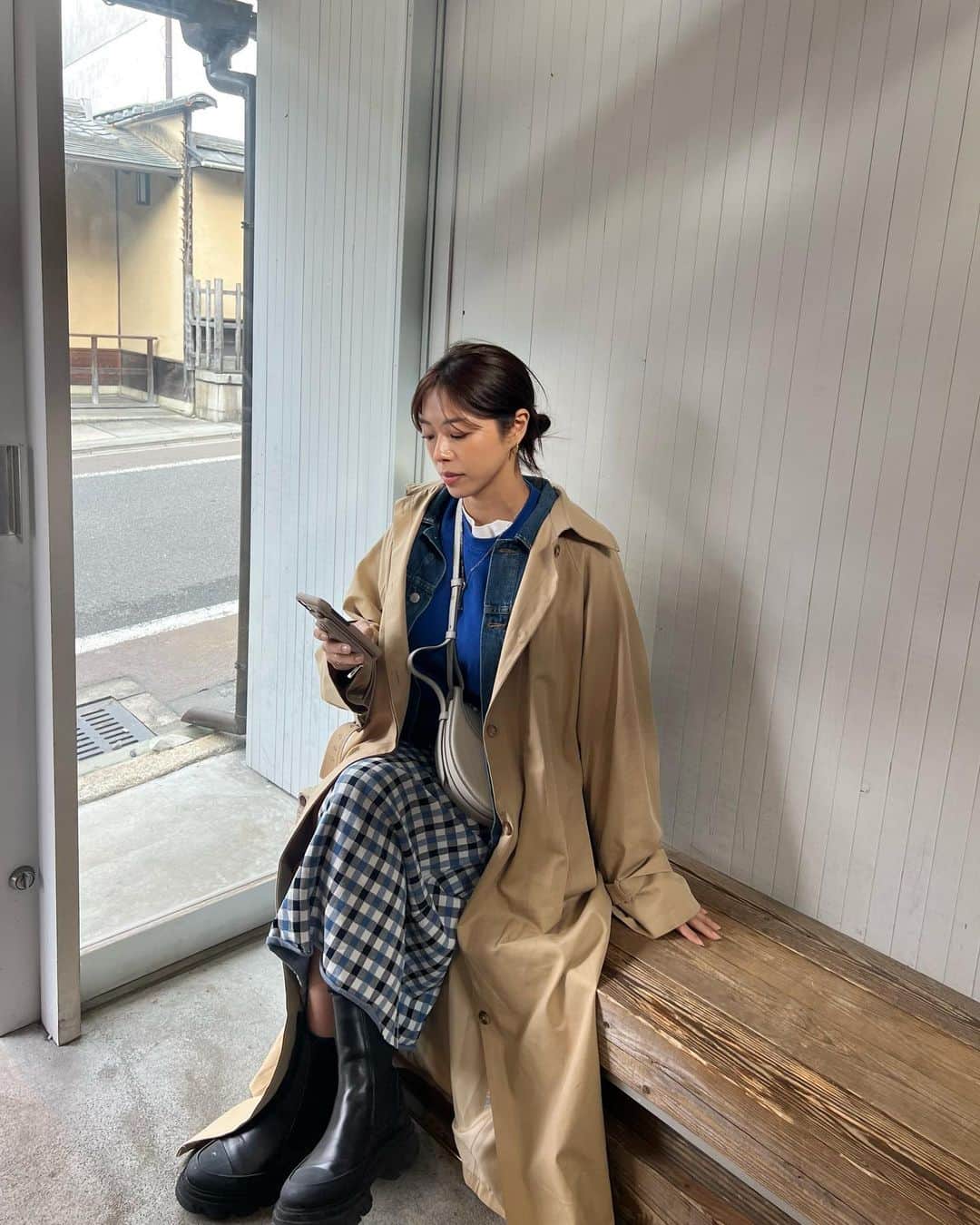 わちみなみのインスタグラム：「ことしは 長めのトレンチ🧥  @akte_official  ブランドのファン🫶🏼 キシコさんが展示会連れて行ってくれました  #akte  @satoconaka 🤍  #春コート #トレンチコート #春コーデ」
