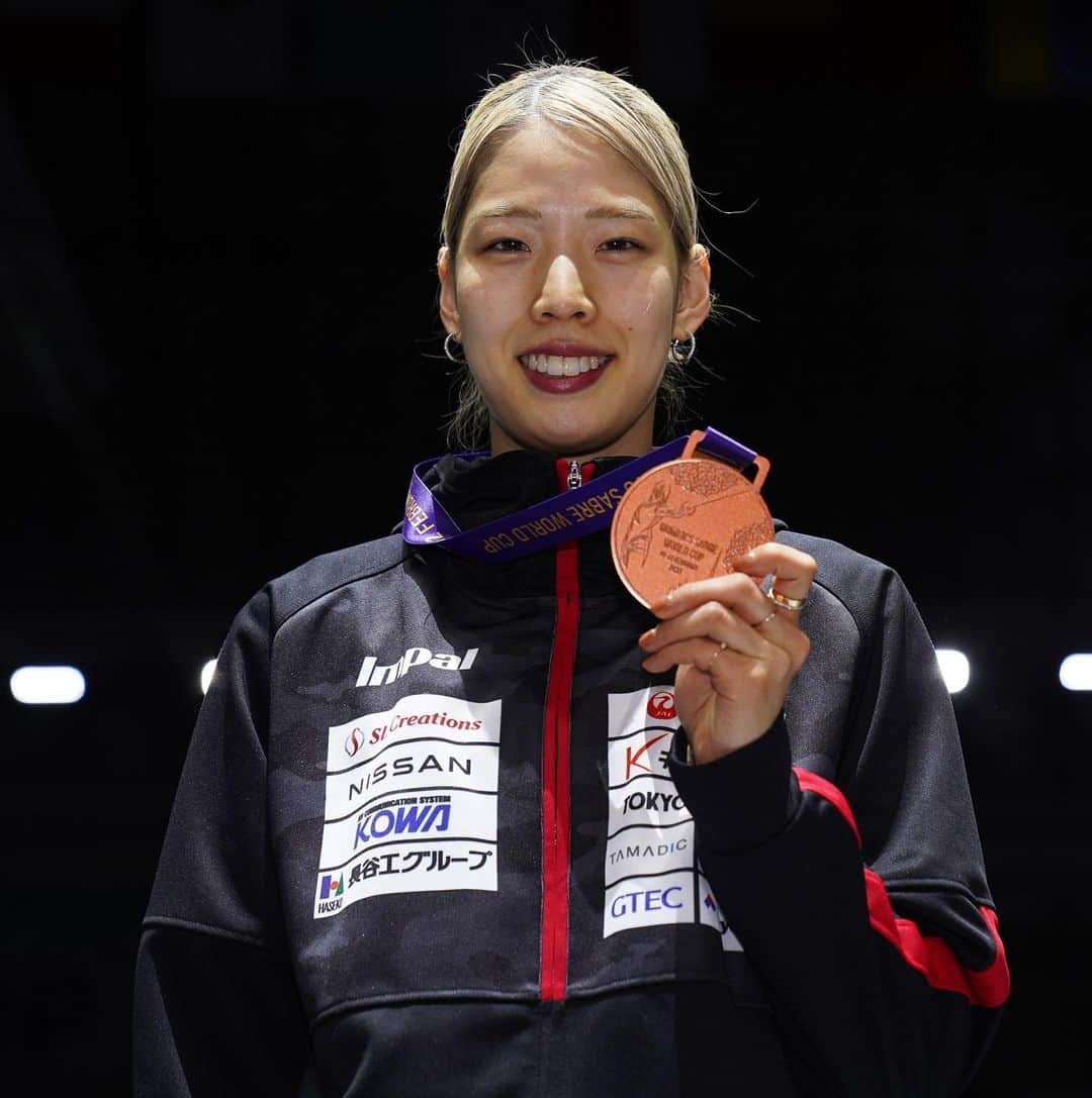 江村美咲のインスタグラム：「W杯ウズベキスタン大会🇺🇿 個人戦:3位🥉/団体戦:14位 ⁡ 遅くまで応援して頂きありがとうございました。 お陰様で今年2個目のメダルを獲得することができました🥉 嬉しくも悔しくもある週末となりましたが、まだまだ伸び代いっぱい!!🇯🇵✊🏻 また次の試合に向けて0から準備したいと思います。  来月はW杯が2つ🇬🇷🇧🇪 4月からはオリンピックレーススタート!! あっという間にオリンピック…🔥 ⁡ ⁡📷:日本フェンシング協会/Augusto Bizzi/FIE ⁡ ⁡ 個人スポンサー▽ #立飛ホールディングス #エアウォーター #オリエンタル酵母工業 #明治安田生命 #allstar #日の丸交通 #eurekadiamondsjapan ⁡ 協会スポンサー▽ #slcreations #JAL #キンライサー #KOWA #長谷工グループ #東京フェンシング商会 #三洋紙業 #鈴与グループ #タマディック #共同カイテック  ⁡ #フェンシング#𝖿𝖾𝗇𝖼𝗂𝗇𝗀#アスリート#𝖺𝗍𝗁𝗅𝖾𝗍𝖾#スポーツ#𝗌𝗉𝗈𝗋𝗍𝗌」