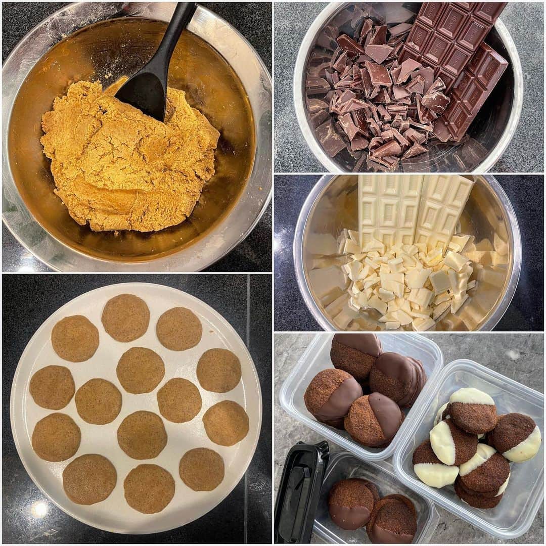 Aya（小山内あや）のインスタグラム：「明日はValentine's day....🍪❤️ ご時世的に手作りって皆んな嫌がるかなと思ってしばらく控えてました…🥲🥲 バレンタインは昔から作る派の私です🙋🏼‍♀️💕 AYA特製ヘルシークッキー😋✌️ アーモンド粉とココナッツシュガー、グラスフェッドバター🧈で作りました〜🤍🤍 アーモンドの香ばしさが堪らなく美味しい！🥰 ーーーーーーー 【 材 料 】約4人分 ◾️アーモンド粉 120g ◾️ココナッツシュガー 40g ◾️グラスフェッドバター 60g ーーーーー 【 作り方 】 ①アーモンド粉、ココナッツシュガー、半分溶かしたグラスフェッドバターをボールに入れ木ベラで混ぜ合わせ、ある程度混ざったら手でこねる。  ②粘土のように固形状になったら生地を一口サイズに丸くしてから、掌や指で優しくつぶし、オーブントレーに並べる。  ③私の家のオーブンは“お菓子設定”があったので中火の30分で焼きました。  ④焼き上がったクッキーをトレーごと冷蔵庫で5〜10分冷やす。  ⑤冷やし終わったクッキーに溶かしたブラックチョコとホワイトチョコにディップしてまた冷やして出来上がり😘 ーーーーー すっごい簡単だから作ってみてね❤️」
