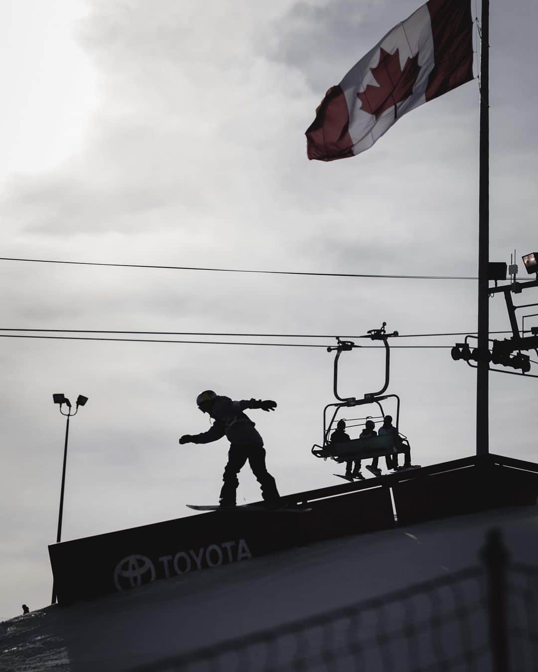 鬼塚雅さんのインスタグラム写真 - (鬼塚雅Instagram)「Missed the podium by one spot at Calgary worldcup Slope Style.  カナダで行われたスロープスタイルのワールドカップは4位🇨🇦風が強くて大きな国旗が揺れて見えてくれたこの写真がお気に入り🍯  #ISPS #RedBull #artisticandco #fjanck #ようきペットクリニック #samanthathavasa #nitrousa #electric  #swix #スリックハウス #スノーボード #snowboard 📸 @lee_ponzio」2月13日 18時35分 - miyabionitsuka