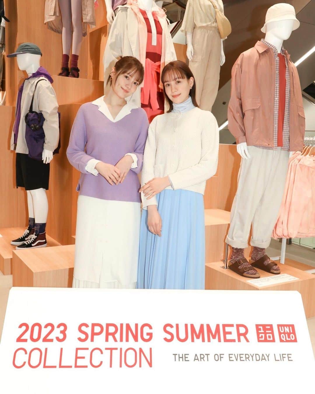 トリンドル玲奈のインスタグラム：「ルナとUNIQLO TOKYO店にて23SSコレクションを見てきました🤍  春らしいカラフルな世界観が素敵で、欲しいものがたーくさん見つかりました🫶  2枚目のショルダーバッグは意外と物がたくさん入って軽くて…💫早速ピンクをゲットしました!  UVカット効果のあるカーディガンもかわいくて、気になってます♡パープルのスポーツウェアにピンクの靴下を合わせるスタイリングも可愛くて、真似っこする予定です。  また姉妹でお買い物に行きたいな〜！ 皆さまもぜひ🫶  #UNIQLO2023SS」