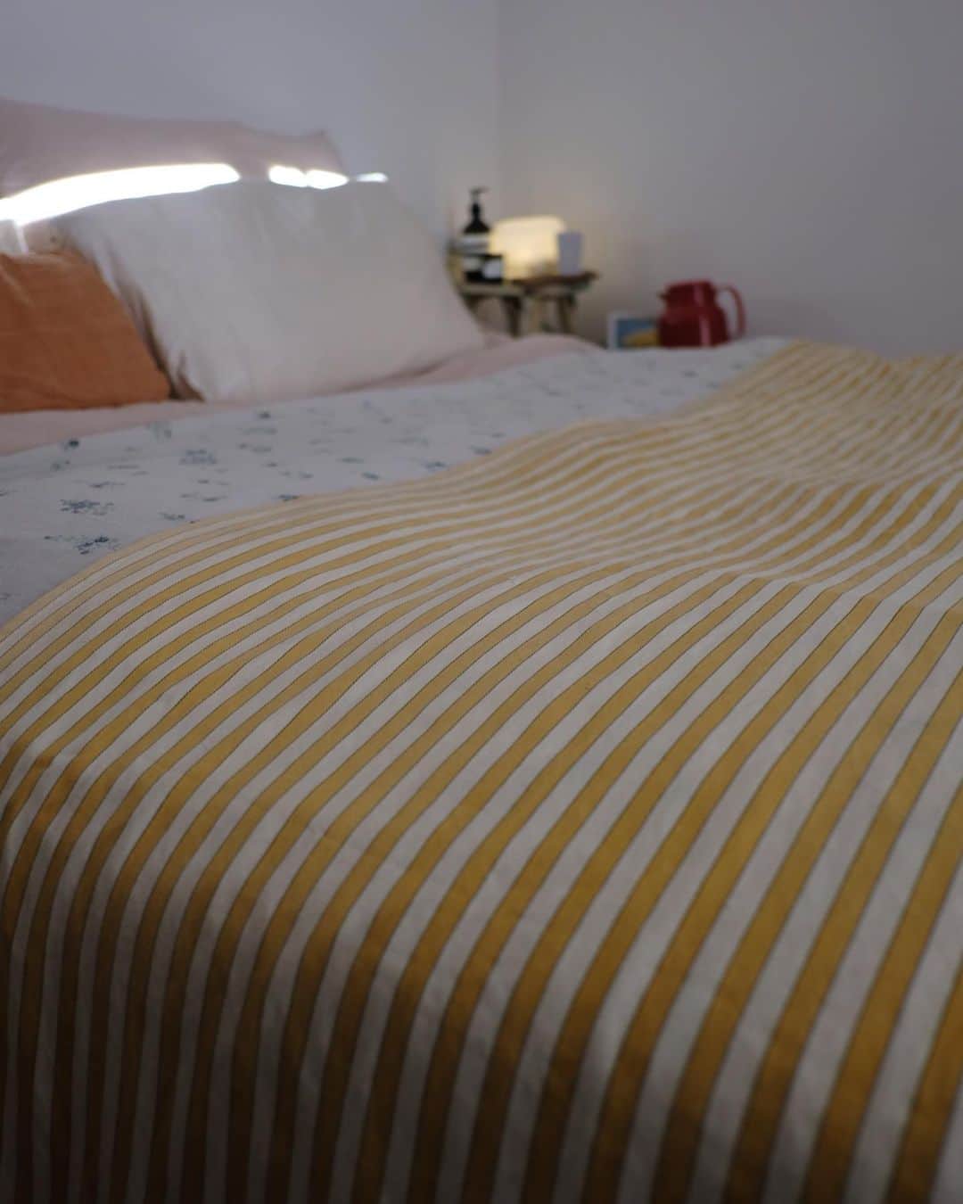 米田有希のインスタグラム：「🟨🟡🟨🟡🟨🟡  ①ふと15年くらい前ヴィンテージショップで買ったカーテンの存在を思い出してベッドカバーとして使ってみた。  ②③見渡すと私の部屋黄色が多い。 子供の頃からみんなに人気のピンクより黄色が好き。  ④⑤SHOKOちゃん @shoko_london とSHOKOちゃんの妹さんが送ってくれたあれこれ😍  ⑥もうこれなしでは寝られない。。布団乾燥機。バルセロナ電気もだけどガス代がすごい高くなってしまって、毎冬点けていたcalefacción(ガスでお湯を沸かして各部屋の暖房器に送り、温める)を使うのを控えるようになったのだけど、これで寝る前15分くらい布団を温めるだけでぬくぬく💕」