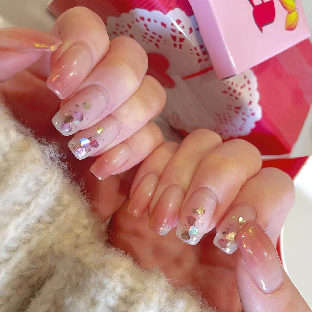 相楽優佳のインスタグラム：「Valentine nail❣️🍫 ハートとかつけてみちゃったりして🥰 w ⁡  🤎担当 @okina_nail  _____ #バレンタインネイル #バレンタイン #バレンタインデー #シンプルネイル #冬ネイル #ハートネイル #グラデーションネイル #トレンドネイル #バレンタインネイル2023」