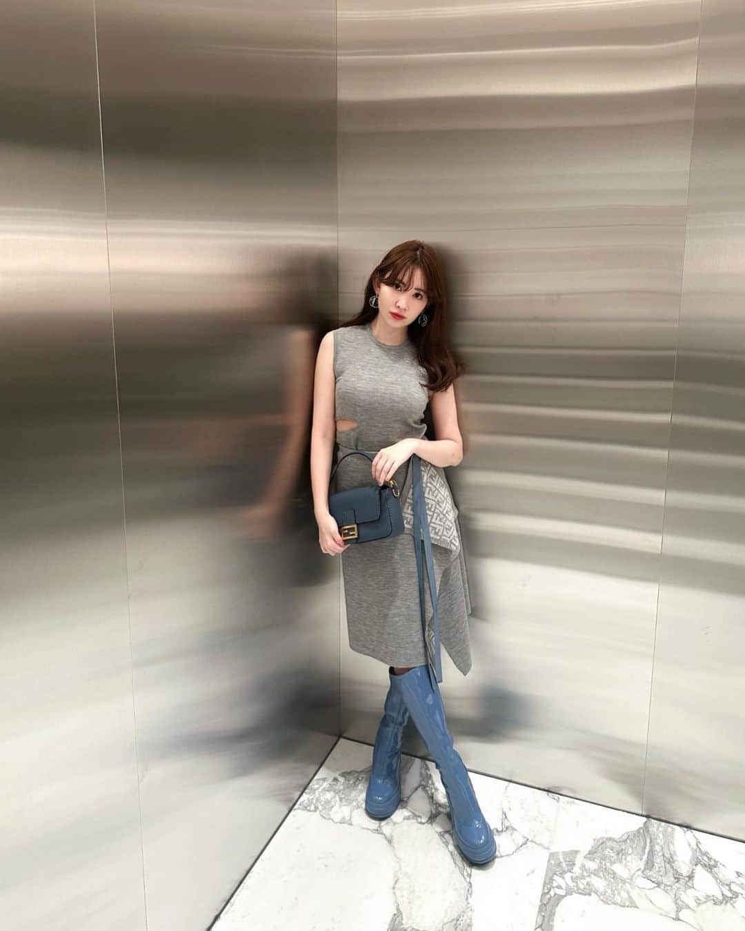 小嶋陽菜さんのインスタグラム写真 - (小嶋陽菜Instagram)「Palazzo FENDI Omotesando フェンディの国内最大級フラッグシップストアのオープニングイベントへ  ローマの本社の建築をイメージした外観で、表参道の通りががらっと新しくなっていました✨イタリアの大理石を贅沢に使った内装が素敵で、置いてあるもの全てがアートな空間！しばらく什器を眺めていました💎FENDIらしいファーのスツールが可愛かったな..🧡  次はホームアクセサリーのお買い物に行きたい😌  #PalazzoFendiOmotesando @fendi」2月13日 18時47分 - nyanchan22