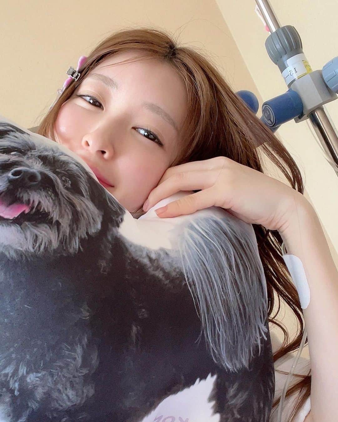 のインスタグラム：「【今回した手術について】  以前、手術が決まったけどPOPな治療をして前向きに頑張ります〜♡という投稿をこちらでもしましたが、  1/31にとうとう手術をして無事退院しました😮‍💨💕  今回やったのは縦隔腫瘍の摘出の手術でした🫀 縦隔腫瘍はほっておく方もいるみたいだけど私の場合、 手のひらサイズの腫瘍で厄介なことに太い血管に腫瘍が絡んでいるせいで大出血する恐れがあり危険性の高い手術でした🤧  結局手術は10時間で輸血2回。 胸腔鏡と開胸の大手術になった🥲  聞いたところによると途中でドクターが出てきて、このまま続ける場合は覚悟してくださいっていうドラマとかで見るやつの流れがあったらしい😵‍💫  でも全部摘出して欲しい、私ならきっとそう言うだろうって思って決断してくれた家族と  難しい手術を成功させてくれた先生には 本当に本当に感謝の気持ちでいっぱい🥲💐  術後は、腫瘍が大きい分、傷も予定よりかなり大きくなって見た目と、壮絶な痛みや高熱に、毎日毎日に涙がとまらなかった。  退院した今はリハビリしつつ少しずつできることは増えてきたけど痛みは変わらずひどく毎日寝れなくて、  腫れやむくみ、傷の腫れが喉仏まできてたり人工呼吸の影響で声が思うように出なかったり、 鏡を見てしょんぼりしたりもする😞  でも、長く続いていた熱とか謎の苦しさや歌いにくさ、体の不調の不安や手術を控えてる怖さからの解放はとーっても大きいの🥹♡  入院中は孤独で、とにかく痛い辛い逃げたい助けてって大泣きしてたけど、そんな時  応援してくれるみんなや友達からのメッセージや 会社のメンバーが入院の時に愛犬と離れたら寂しいからってくれたグッズや、体調を気にしてくれる連絡、  そして病院の方々のサポートが本当が本当にすっっっごく支えになった😢‼️‼️  今は、こんなことも1人で出来ないの？って情けなくなるし、いつまで続くの？いつ良くなるの？ってなることもあるけど😂✌︎  でも今日はこの動きができた💮 この仕事ができた💮 このメールが返せた💮  ってひとつひとつ自分を褒めて前向きに頑張るしかないんだよね( ◠‿◠ )💕  だって私、生きてるんだもん！！！！！！  命を守ってもらえたんだから、頑張らなきゃ😭🙏✨  やりたいことも沢山あるし‼😍️ やらなきゃなことも沢山‼😍️  毎日いろんな事を考えて、感謝して 今回の手術が私にはすごく大切な事をいっぱい教えてくれた( ◠‿◠ )♡ 　  私はこれから 感謝の気持ちを胸に 強く優しく自分らしく めちゃくちゃ楽しく生きていこうって思ってるよ😍💕  新しい私デビュー😚✌︎ よろしくねん🌈꒰ ♡´∀`♡ ꒱」