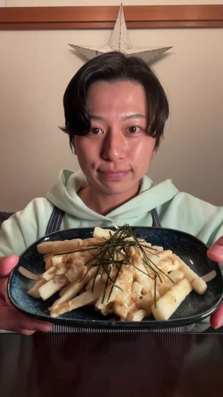 瀬戸口弘樹のインスタグラム：「2023年2月12日(日)インスタライブアーカイブ🍶🫧✨ 「長芋の酒粕味噌和え」を作りました🫧✨  さっぱりサクサクで美味しいので是非作って食べてみてください🫧✨  飲んだ日本酒は🍶🫧✨  福徳長酒類株式会社 「蔵人のかくし酒山田錦米だけの酒」  コスパよくて飲みやすい辛口です🫧✨  後半ではツインレイのお金の試練のお話や、風の時代での仕事の話などしていますので、気になったかたは飛ばし見でもいいので見てみてください🫧✨  #酒粕　#酒粕レシピ　#麹　#麹prince #瀬戸口弘樹　#バチェロレッテ  #美容男子　#美容家　#美容　#健康　#酒粕料理　#日本酒美容　#福徳長酒類株式会社 #蔵人のかくし酒山田錦米だけの酒  #日本酒　#sake #腸活　#菌活　#若返り　#アンチエイジング　#ツインレイ　#ツインレイ統合　#風の時代　#宇宙の真理　#愛のエネルギー　#瞑想　#不安の浄化」