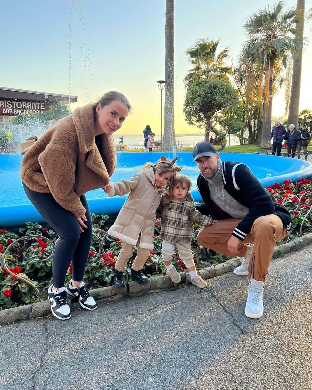 ケヴィン・ストロートマンのインスタグラム：「When you are the center of attention no matter what😎🫶🏻」