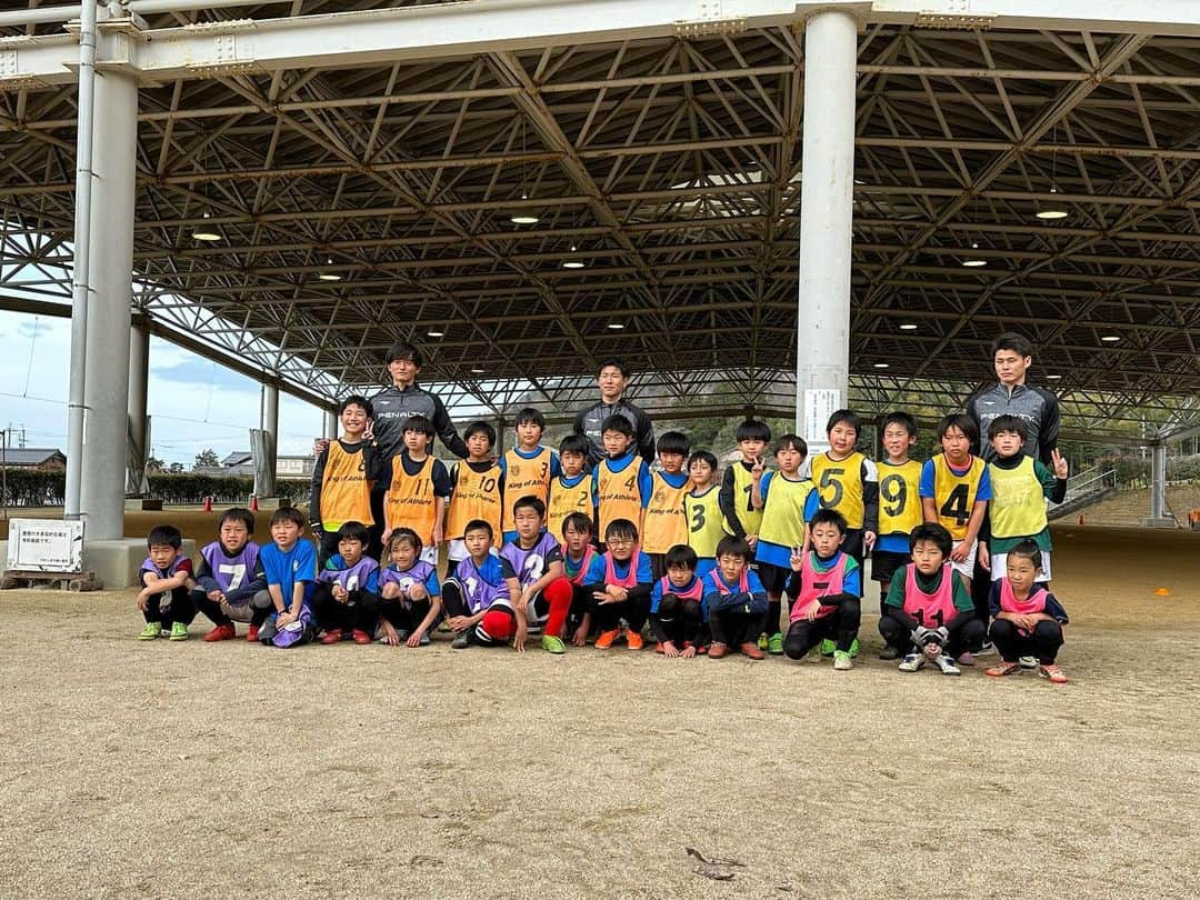 國領一平のインスタグラム：「✨サッカー教室開催✨  2023.2/12  運営する「JYUYON 14 ACADEMY」の取り組みとして東近江市のやわらぎの郷にて能登川FC,八日市北FC,愛東JFCさんの低学年の子供達中心にサッカー教室を開催させて頂きました👏  約30名の子供達と楽しく、その中でも少しでもサッカーの技術向上できるような教室を開催致しました👍  元気よく楽しそうに走り回ってプレーくれました🏃✨  また今回より地域の企業様・個人様と協力し、スポーツを通して「生きる力」を育めるような場を地域の子供達に向けて提供できるように「地域共創パートナー」と共に活動していきます🔥  今回のサッカー教室も地域共創パートナー様のご協力の下、開催させてもらっております⚽️  今後も定期的にサッカー教室や運動教室など子供達がスポーツを通して「生きる力」を育めるような環境の創出を目指していきたいと思います🤝 __________________ 　 【地域共創パートナー】 ✨潤鍼灸院✨ 住所:滋賀県東近江市垣見町756-2 TEL:0748-43-0789  ✨hair salon Ace✨ 住所:滋賀県東近江市五個荘北町屋町341 TEL:0748-26-5738 __________________  ⭐️地域共創パートナー募集⭐️  地域の子供達の未来に向けて運動機会や技術向上の創出をJYUYON 14 ACADEMYと共に目指してくださる企業様・個人様を募集しております。  共に地域の子供達に向けて活動して下さる方はHPまたはDMにてお問い合わせ下さい📩 __________________  #jyuyonacademy #jyuyonsoccerschool  #jyuyonschool #地域共創パートナー #潤鍼灸院 #hairsalonace #滋賀県 #東近江市 #生きる力をスポーツで #サッカー教室 #運動教室」