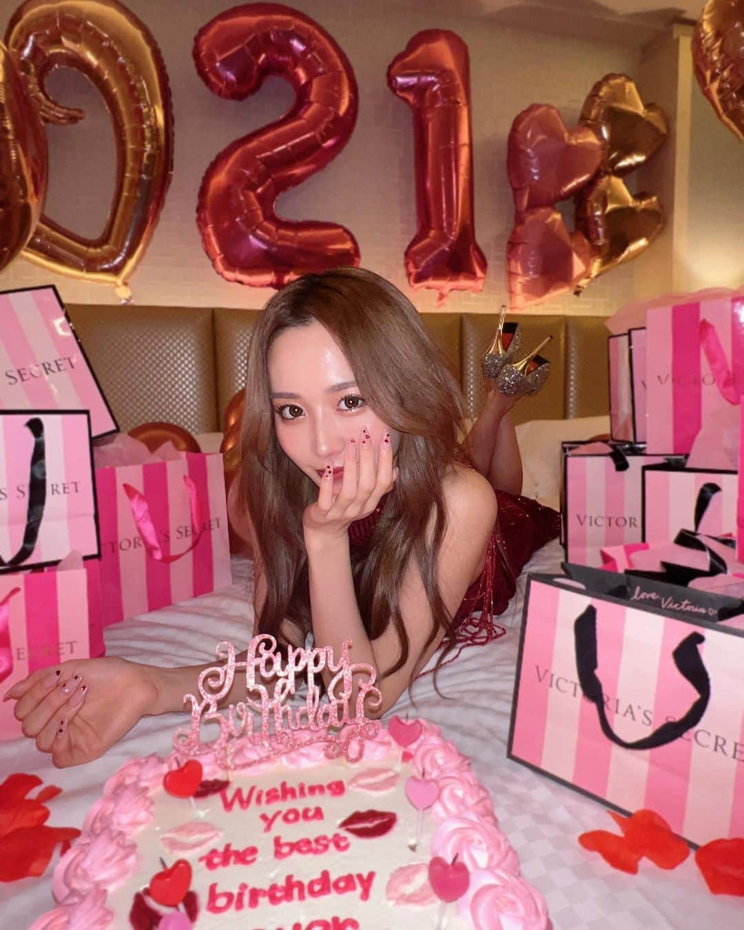 田村月光（ツッキー）のインスタグラム：「𝐁𝐢𝐫𝐭𝐡𝐝𝐚𝐲 𝐩𝐚𝐫𝐭𝐲‪‪ 幸せな日だった〜🫶🏻💗 月の好きな事を知り尽くして、 夢叶えてくれる親友chan💎 ありがとうダイスキ〜💗 @noajyonn  #birthday  #birthdaycake  #birthdayballoons #victoriasecrets  #誕生日サプライズ  #誕生日飾り付け」