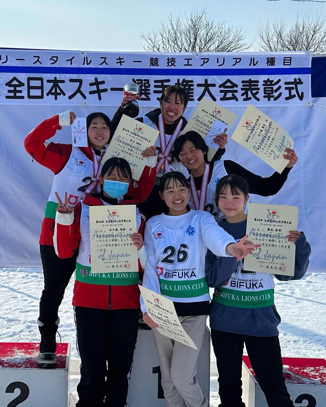 田原直哉さんのインスタグラム写真 - (田原直哉Instagram)「全日本選手権終了いたしました。強化として携わらせていただいている選手が頑張ってくれましたー！日体大スキー部から男子優勝の五十嵐晴冬、女子優勝の大藤愛。長野県強化からは宮沢海帆が惜しくも2位。2連覇とはならなかったもののかなりの接戦で、本人もこの悔しさをバネにさらに頑張ってくれることだと思います。そして個人的な大会MVPは千葉隆人選手。初めての3回転seasonでレイタックタックとレイフルタックの２本ともトリプルジャンプを揃え決めてきました。飛ぶたびに成長する姿に見ているこちらが楽しくなるようなジャンプでした☺️他の結果として数字が出なかった選手も果敢にトライした結果で決して無駄なものではなく来シーズンを考えると1歩リード。そんな気持ちで残りシーズンそして、来季に向けてと頑張りましょう。 え？、お前はどーだったんだって？「心技体」の重要性を感じた大会となりましたとさ😂でも久々に3回転を一緒に跳べる選手が出てきて楽しかったです。 ※男子の表彰台の写真持っていなく載せれずすみません。。」2月13日 19時26分 - naoya.tabara