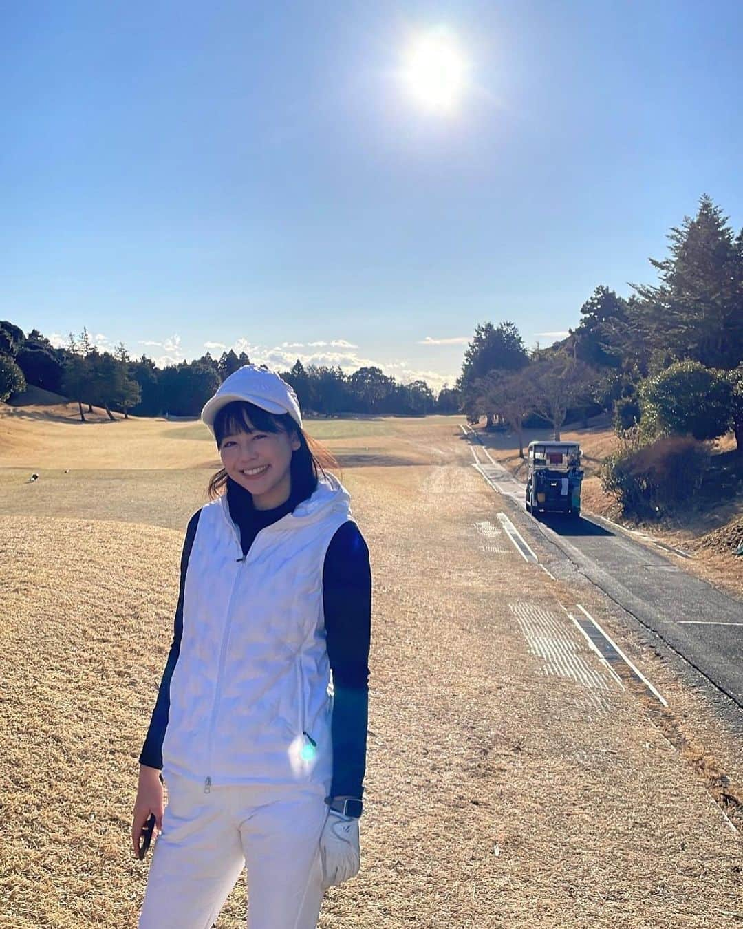 坂口佳穂のインスタグラム：「父と松井くんとゴルフに行ってきた時の話⛳️  ワタシの家族は誰も父のことを「お父さん」と呼ばないので(あだ名で呼んでいて) 唯一父のことを「お父さん」と呼ぶ松井くん。新鮮で不思議な感じ😂 ちなみに坂口家はみんな松井くんのことを「ちーさん」と呼ぶけど、父だけは「千士くん」🤭  そんな父はゴルフマナーにとてつもなく厳しいのでこの日もビシバシ😂 特にplay fastに関して。 当たり前のことだし、 厳しく教えてくれるのは父くらいなので感謝なんだけども😅笑 松井くんのその時の様子はご想像にお任せ🤣🤣  写真撮る時に、はい！真顔で！という父なので、瞬時に言うことを聞いた松井くんは真顔。笑  #親子ゴルフ #父の眼圧より怖いものはないかも知れない」