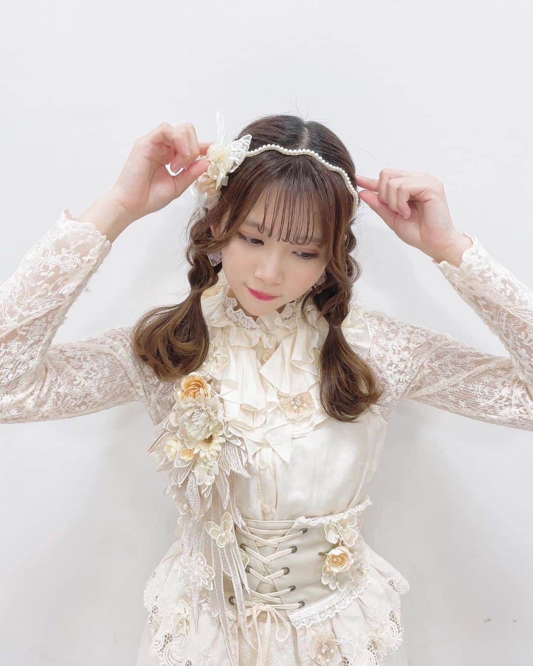 奈良未遥のインスタグラム：「☁️ ・ ・ ・ 胸元に天使の羽が付いてるそう 細かいところまで最高.꒰ঌ  #cloudycloudy#くらくら#☁️ #ngt48  #アイドル #アイドル衣装 #アイドルヘア #ヘアアレンジ #hair #hairarrange #ホワイト #White #カチューシャ #カチューシャヘア  #dress #fashion #fashiongram #fashionphotography #japan #japanesegirl #japaneseculture #idol #japaneseidol #新潟 #niigata」