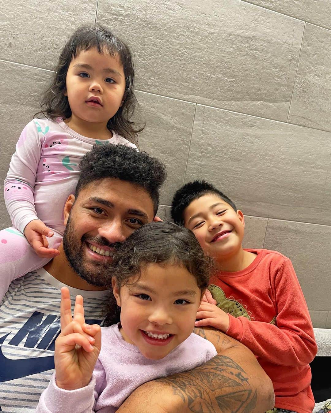 のインスタグラム：「子供たちにやっと会えて嬉しいです。 先生たち、なおしてくれてありがとうございました！ After spending 2 weeks in hospital nothing better than reunite with my kids!」