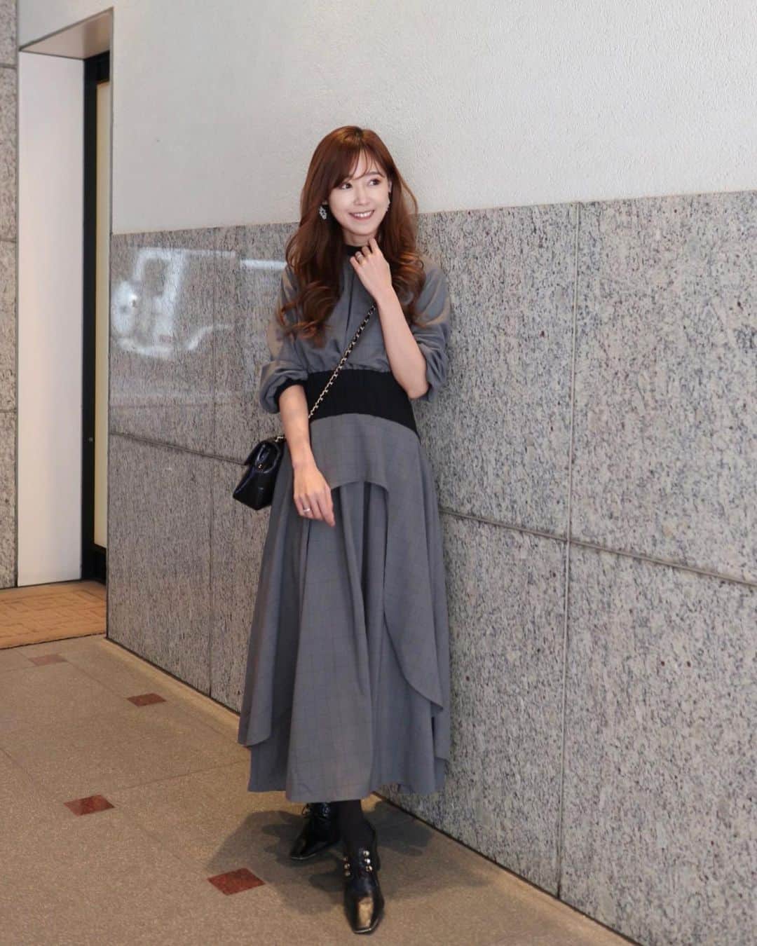 のインスタグラム：「. 今日は雨で寒かったですねー💦 すっかり体が冷え切ったので、今夜はゆっくり湯船に浸かろうと思います♨️ . お出かけ日和な気候だった週末のコーデはこちら💡 この @elenore_offical のワンピースはウエスト部分はリブ素材で切り替えになっていて、コルセットみたいに見えて他にはあまりないデザインがお気に入り💕  たっぷりの生地のドレープ感があって、風になびいた時も綺麗でした🥰  . . .  #elnore #elenoretokyo #coordinate #onepiece」
