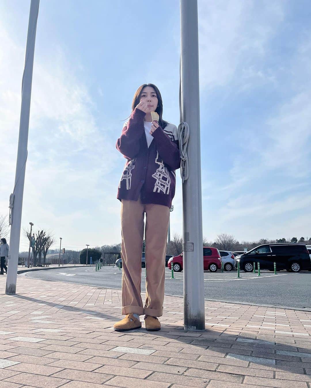仲美咲のインスタグラム：「寒い時に行く山の感じがすごいすき🏔  空気も気持ちよくてテンションあがって思わずいろいろ食べちゃった。  マイナスイオンたっぷり頂きました🌲🪐🍂　  #山#秩父#ドライブ」