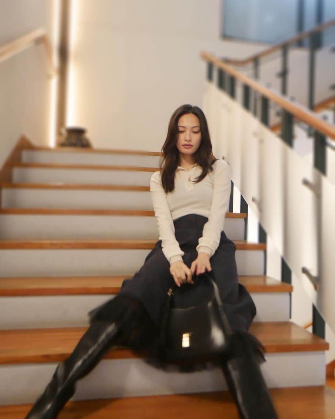 大政絢のインスタグラム：「#今日の絢服  昨日の東京は暖かく久しぶりにスカートを履いた私服の日！ 春になってくると段々スカート率高くなります🌸  skirt #foxey  bag #guccijackie1961  boots #toryburch」