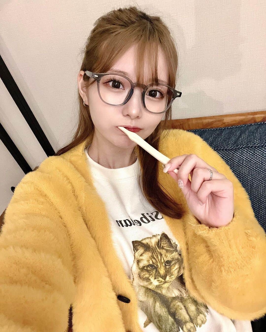 sarimaru(国木田さりまる)のインスタグラム：「福岡で服買って現地で着替えて、お店回るたびにイメチェンしたの楽しかった🤣🫶🏻 ハイトーンにしたから普段着ない色の服も挑戦できるから嬉しい🌼」
